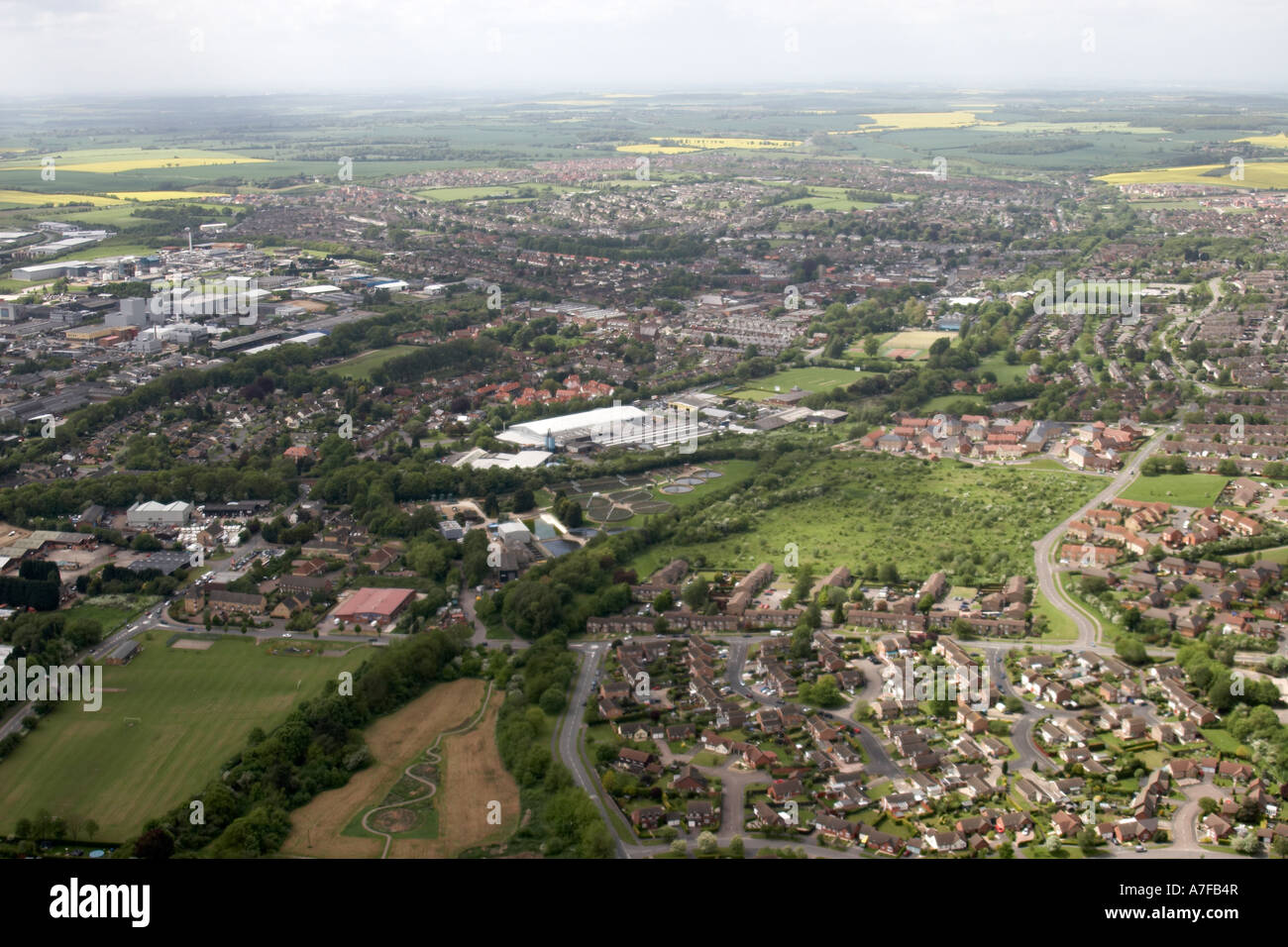 Vue aérienne oblique de haut niveau à l'est des bâtiments résidentiels industrial estate water works terrain de sport Haverhill, Suffolk CB9 Banque D'Images