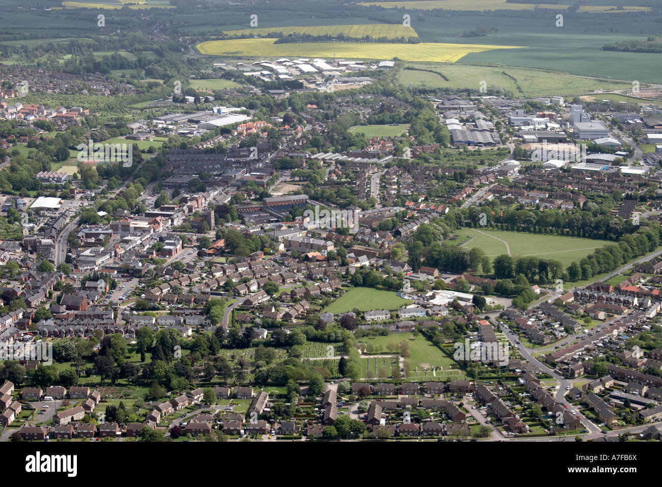 Vue aérienne oblique de haut niveau à l'est des bâtiments résidentiels industrial estate water works terrain de sport Haverhill, Suffolk CB9 Banque D'Images