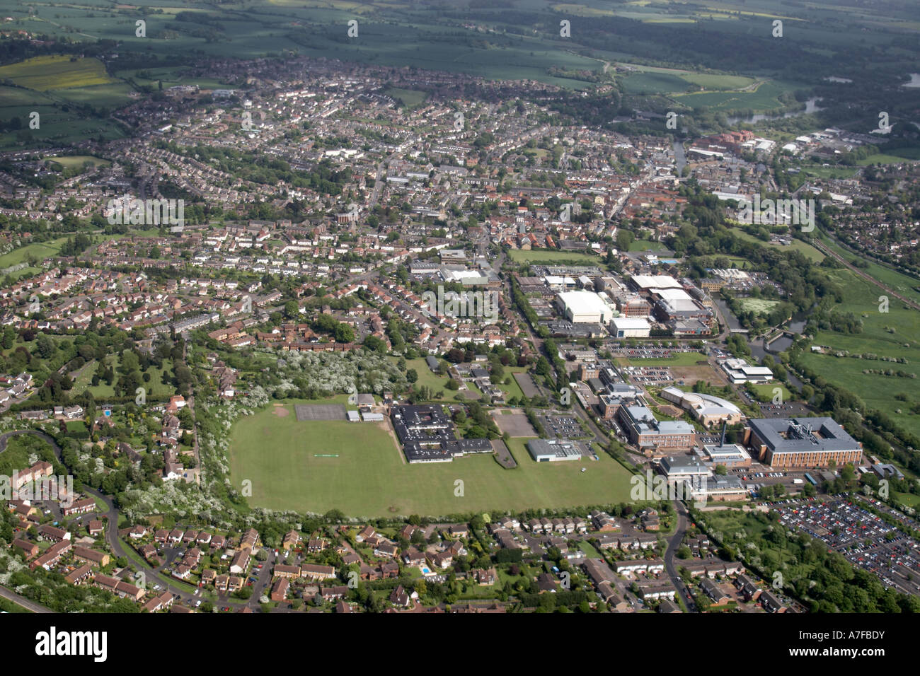 Vue aérienne oblique de haut niveau à l'est du terrain de sport de l'école bâtiments résidentiels Bâtiments commerciaux Industrial Estate dans Ware Banque D'Images