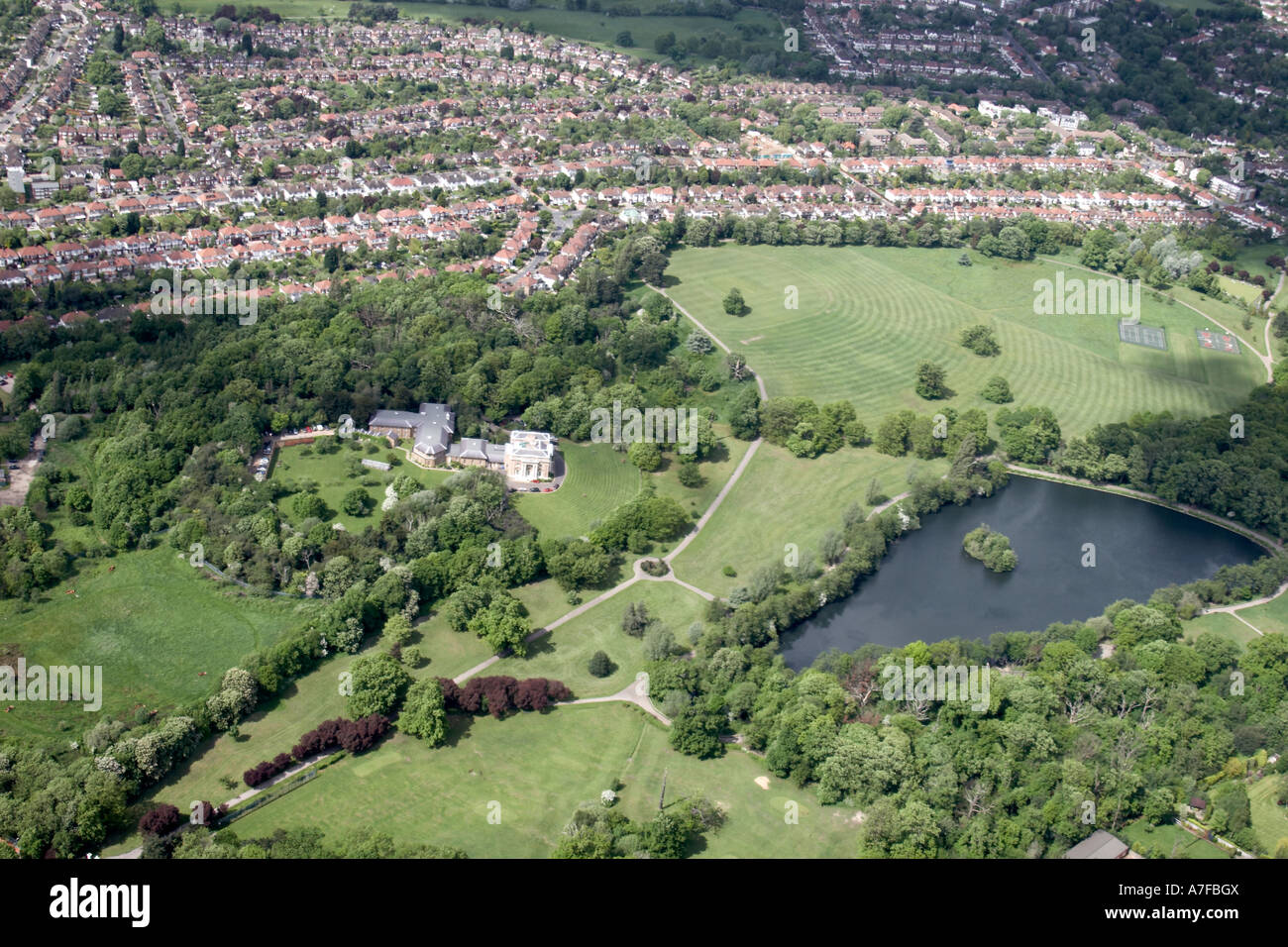 Vue aérienne oblique de haut niveau au sud-est de Southgate Circus Grovelands Park Bourneside Southgate Centre Sportif Barnet N14 Banque D'Images