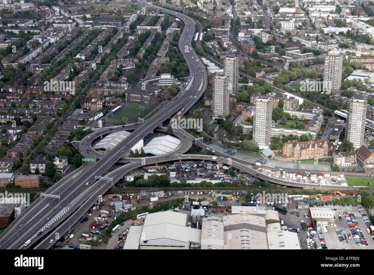 Vue aérienne oblique de haut niveau nort est de Westway Sports Centre A40 London W10 W11 England UK Banque D'Images
