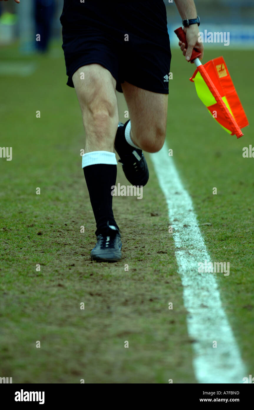 Juge de ligne lors d'un match de football, la Grande-Bretagne UK Banque D'Images