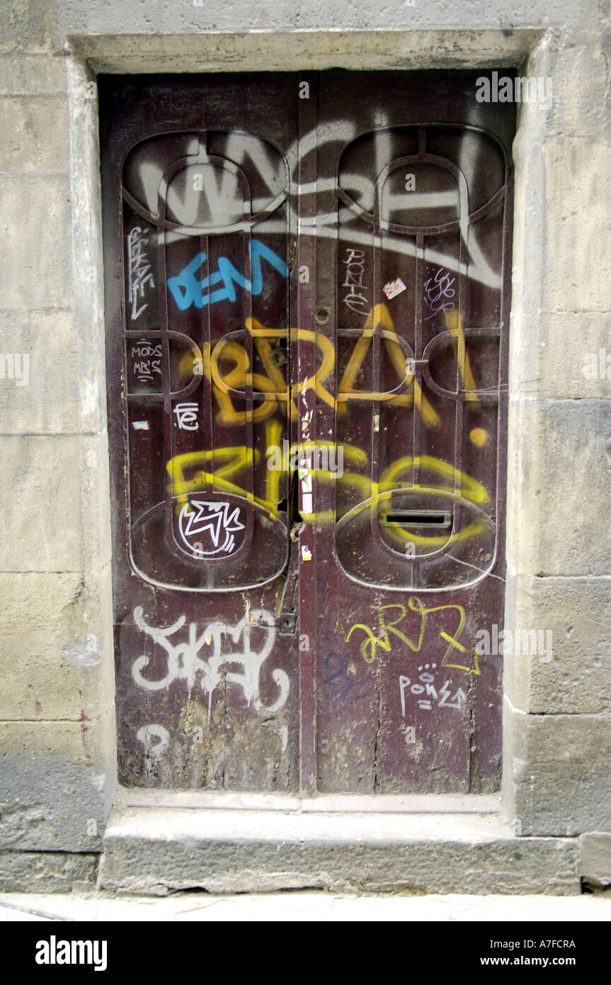 L'étiquetage porte tag tag graffiti ancien bâtiment culturel de marquage  avant l'architecture de la ville de barca barcelone cul arts urbains Photo  Stock - Alamy