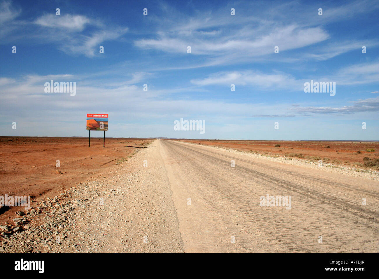 Signe de route sur l'outback Strzelecki Track juste en dehors de Lyndhurst, Australie du Sud (juste au nord de la Flinders Ranges). Banque D'Images