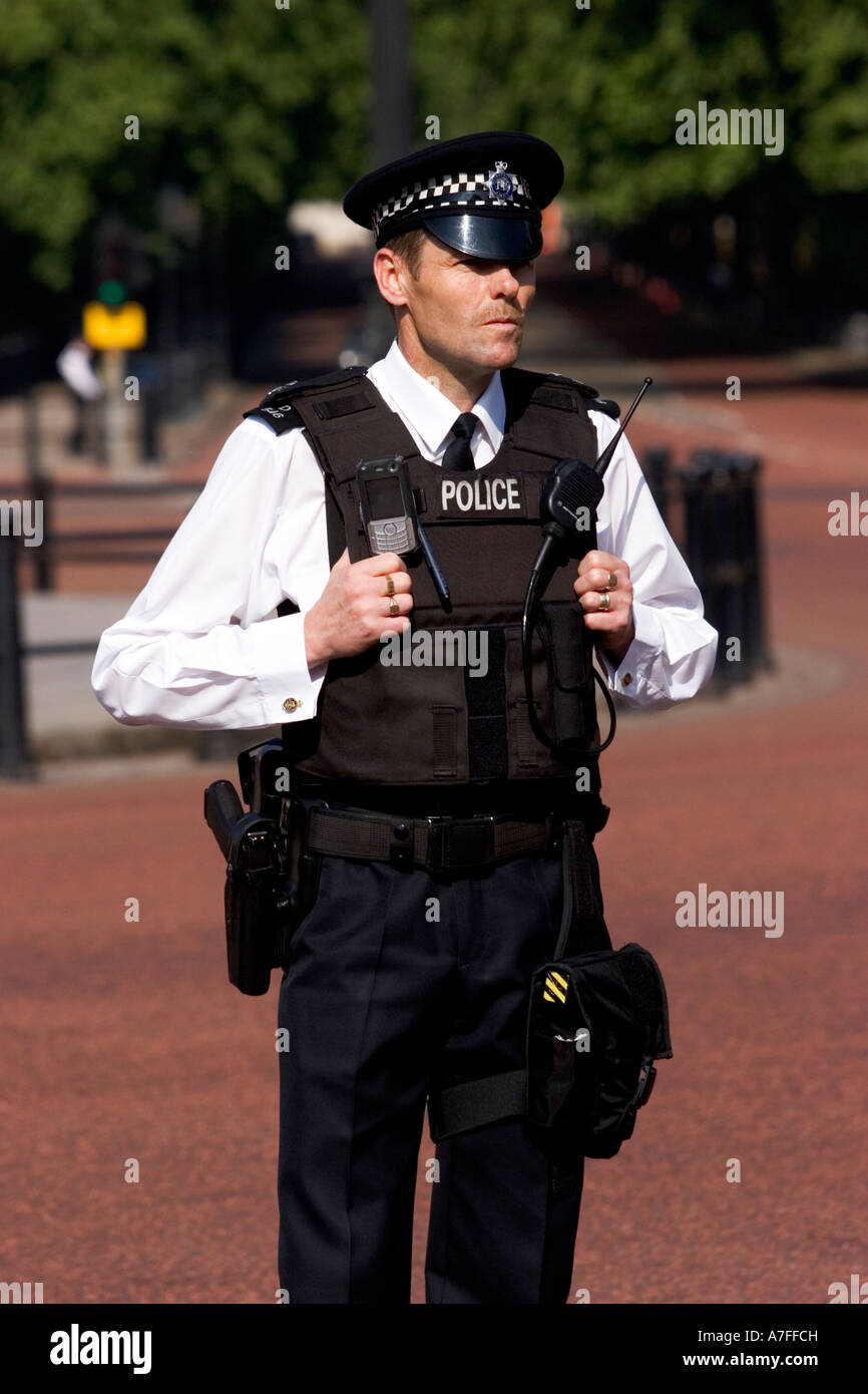 La police armée gardant vigilance à Londres, Royaume-Uni. Banque D'Images