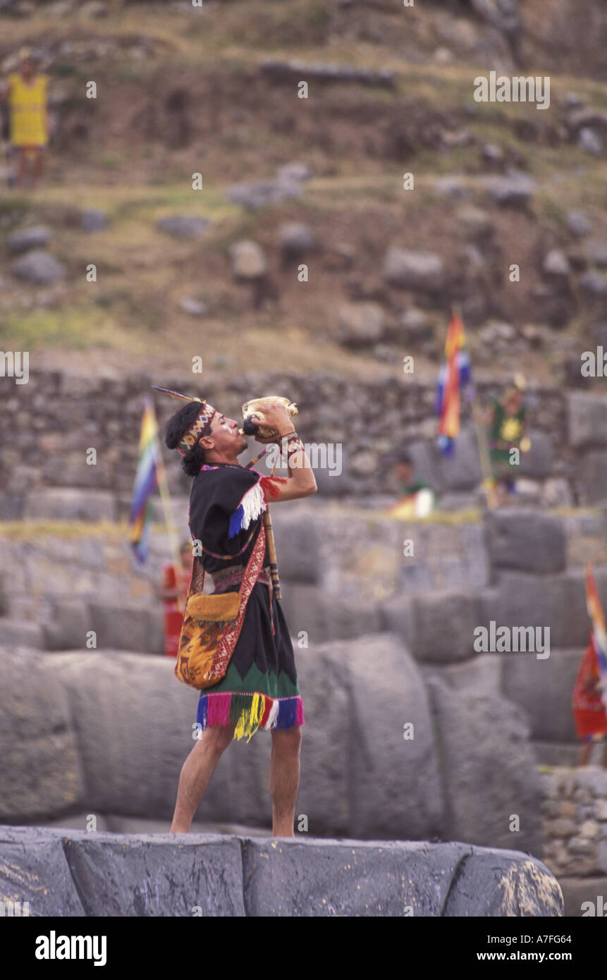 SA, Pérou, Cusco, Inca homme conque coups d'annoncer l'ouverture d'Inti Raymi Festival (MR) Banque D'Images