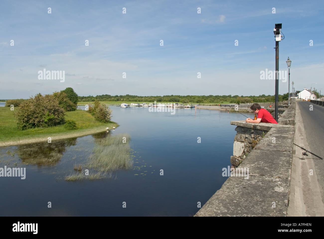 L'Irlande County Offaly Shannonbridge rivière Shannon teen garçon de pêche Banque D'Images