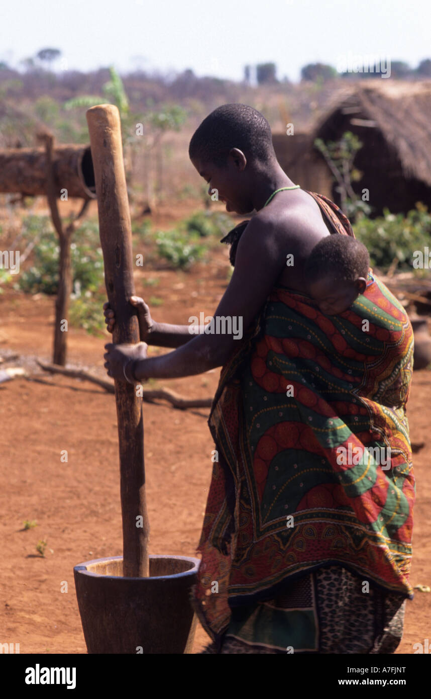 L Afrique Le Mozambique Maman Avec Bebe Au Dos Grain Battant Photo Stock Alamy