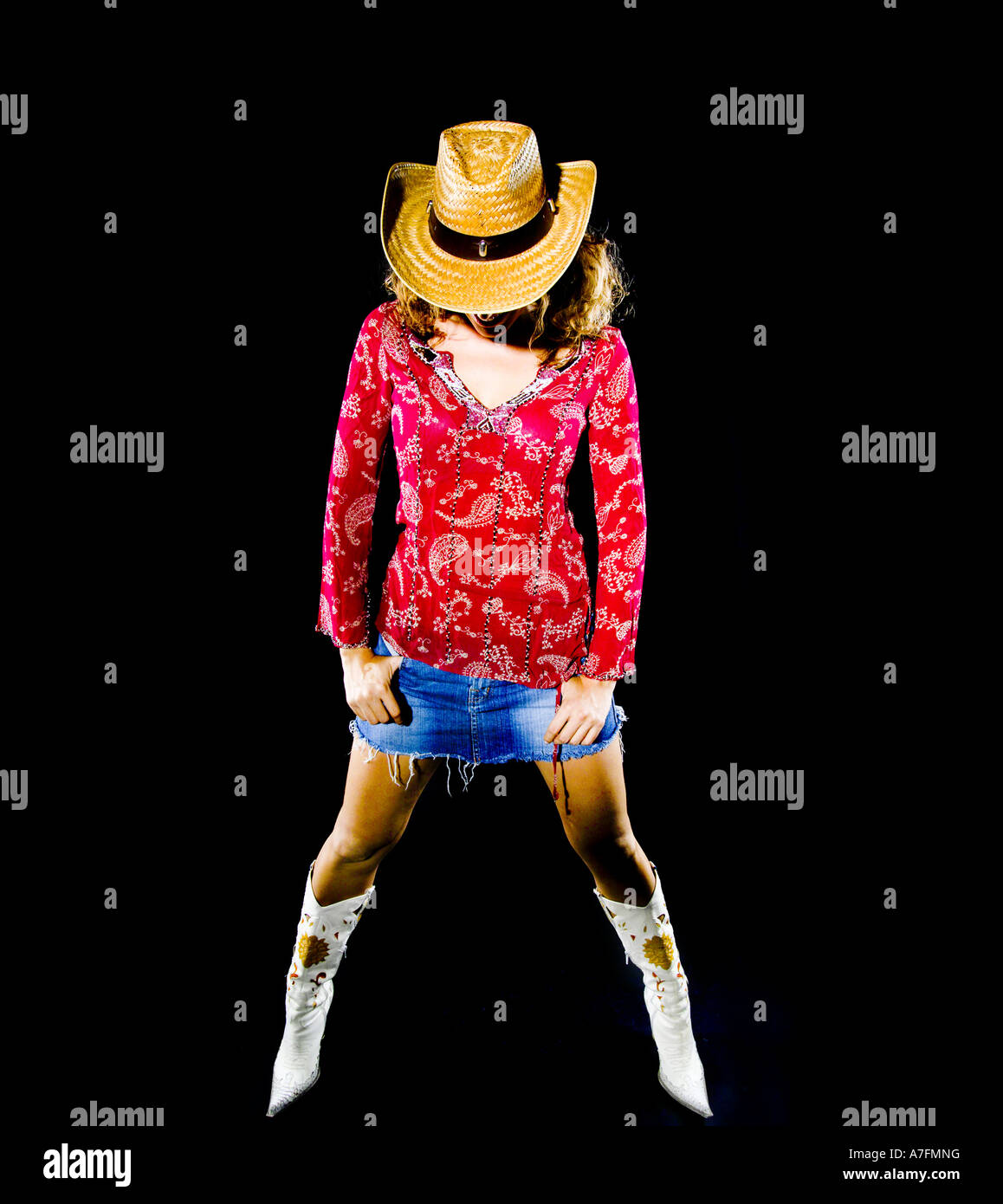 Frau mit und Stiefeln Cowboyhut Minirock femme portant un chapeau de cowboy  d'une mini jupe et des bottes Photo Stock - Alamy