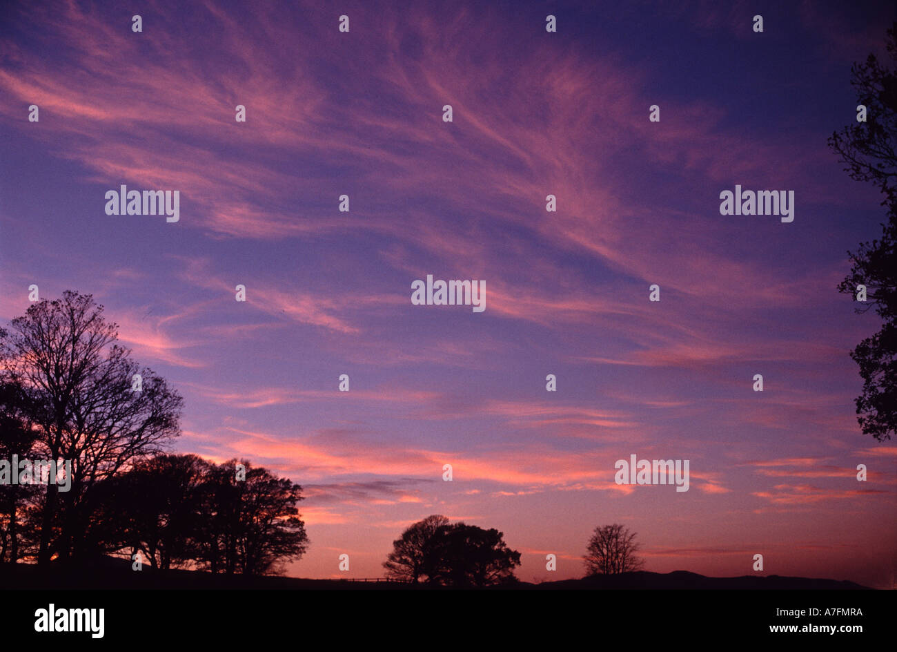 Coucher de soleil avec des nuages rouge queue de la mare Banque D'Images