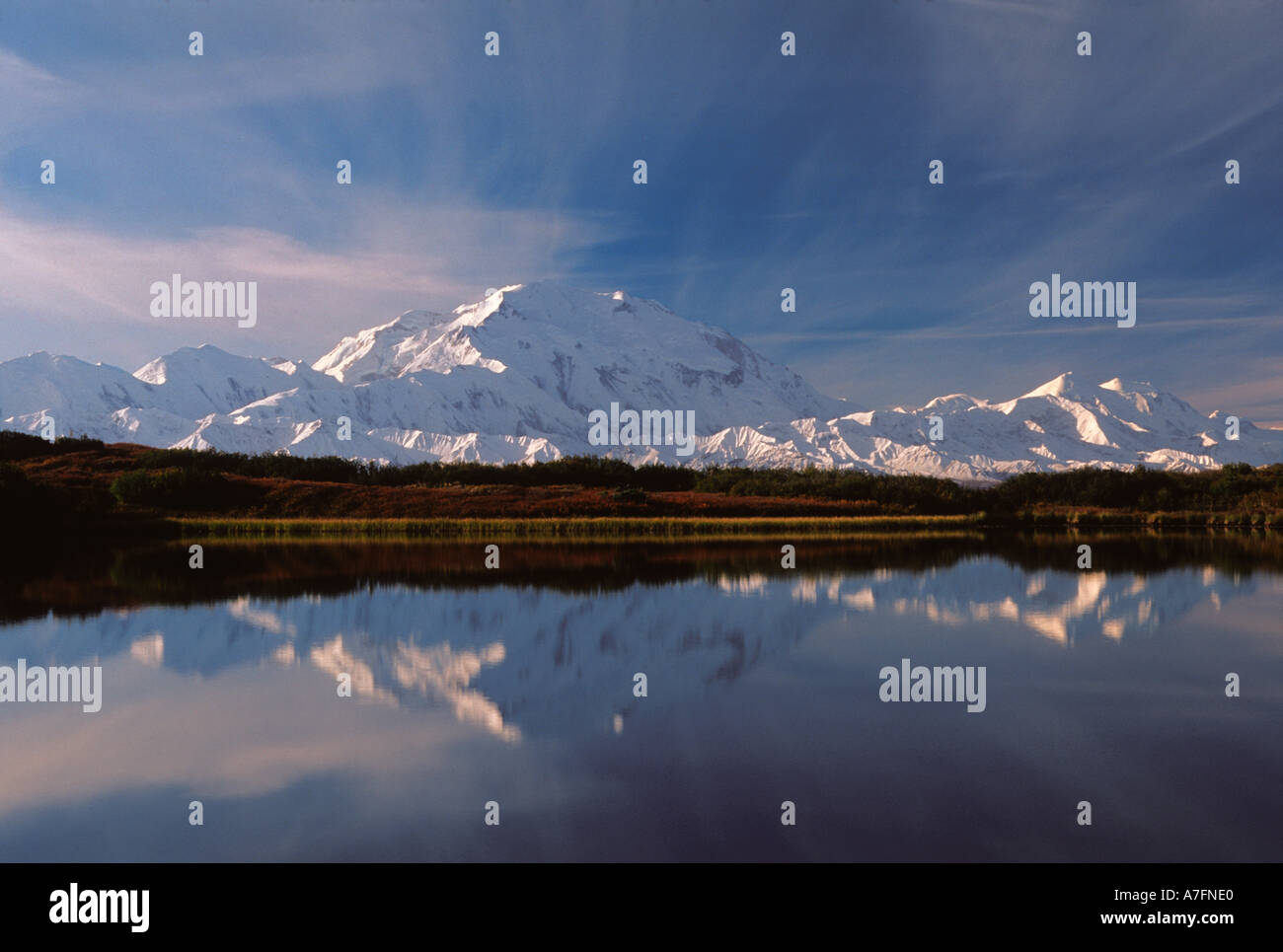 Mt. McKinley se reflétant dans l'étang de réflexion, Denali, Denali National Park, Alaska, USA Banque D'Images