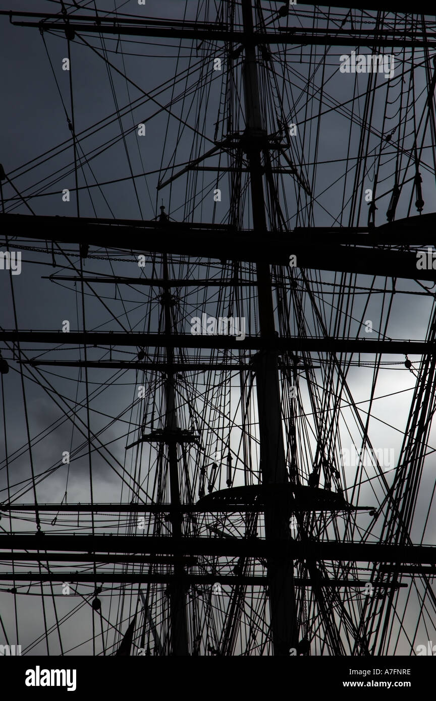 Cordes et mâts de grand voilier en bois historique contre le ciel d'orage Banque D'Images