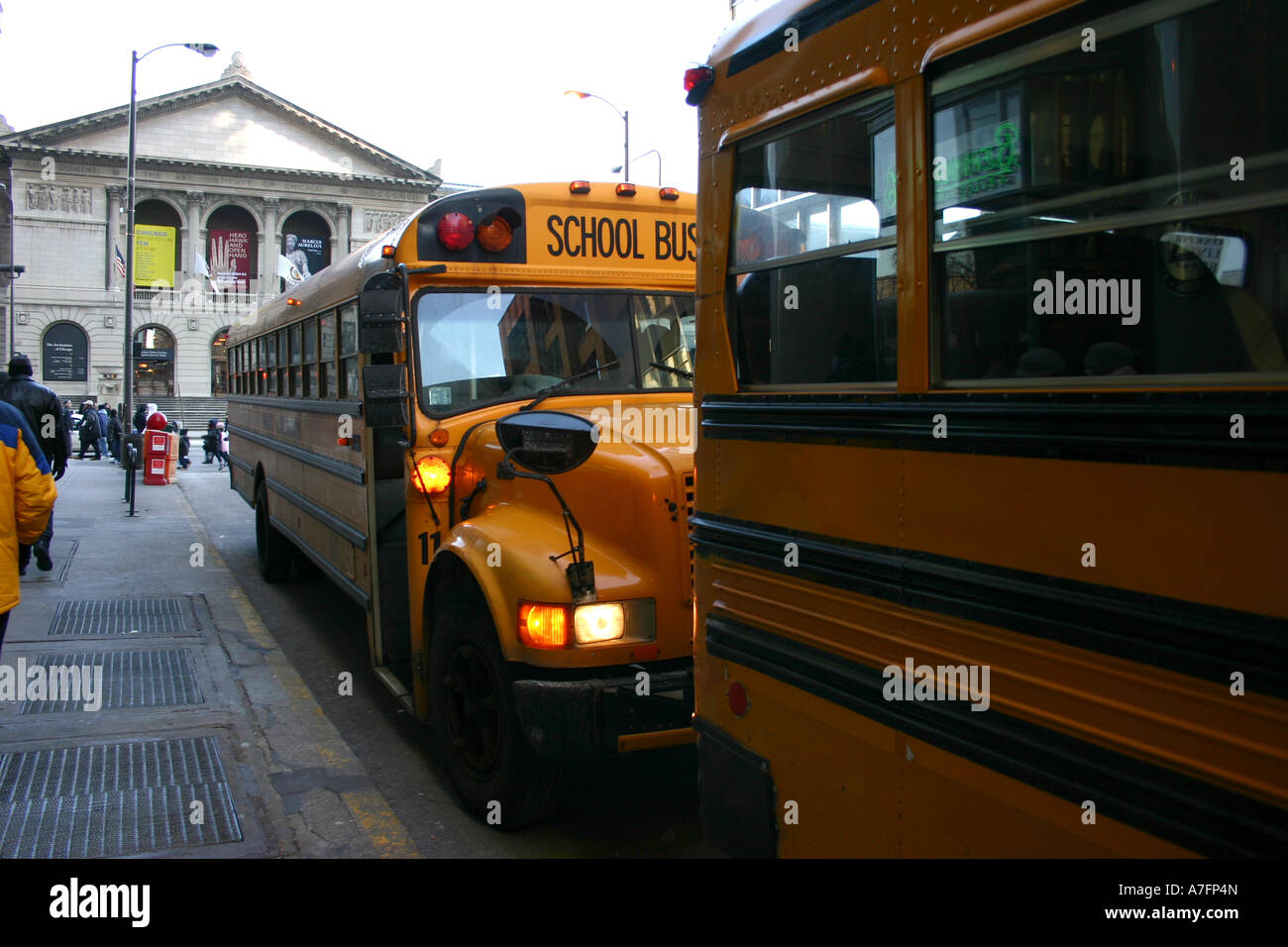 Les autobus scolaires en attente d'élèves en dehors de l'Art Institute de Chicago, dans l'illinois Banque D'Images