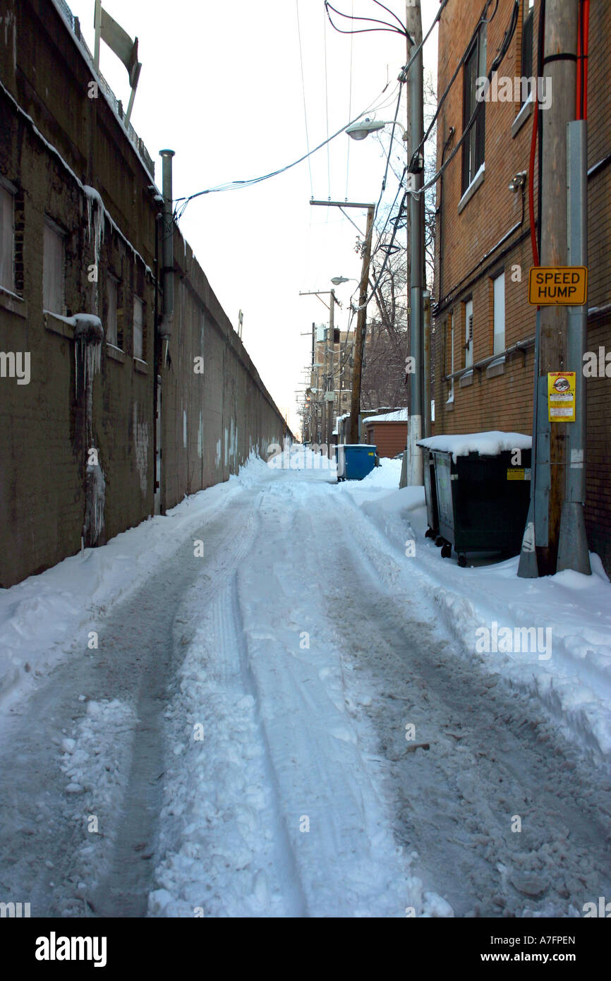 Allée couverte de neige avec les traces de pneus aux côtés de l'el, Chicago IL USA Banque D'Images