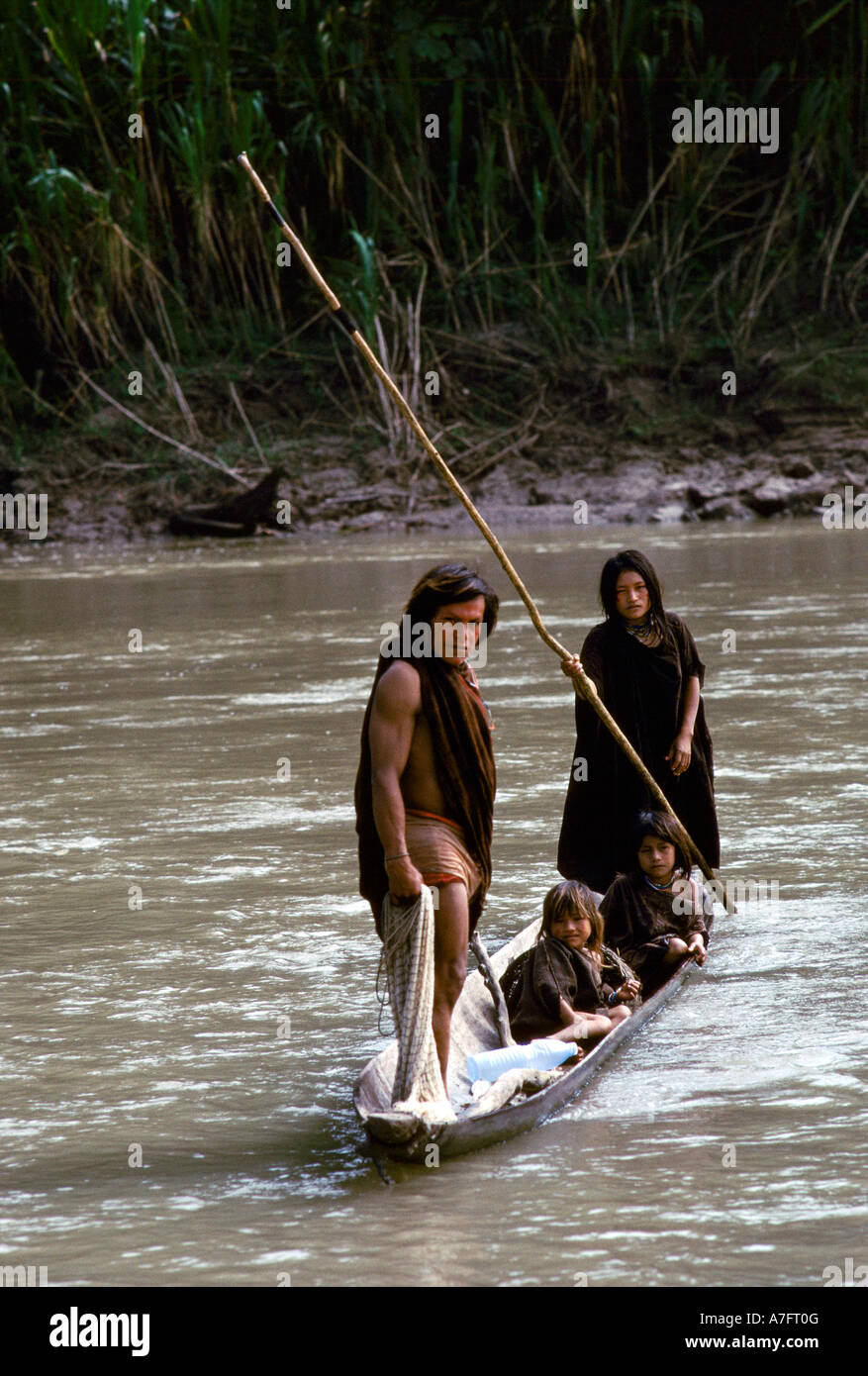 Forêt Amazonienne au Brésil : les Indiens Ashaninka famille la pêche sur la rivière Envira Banque D'Images