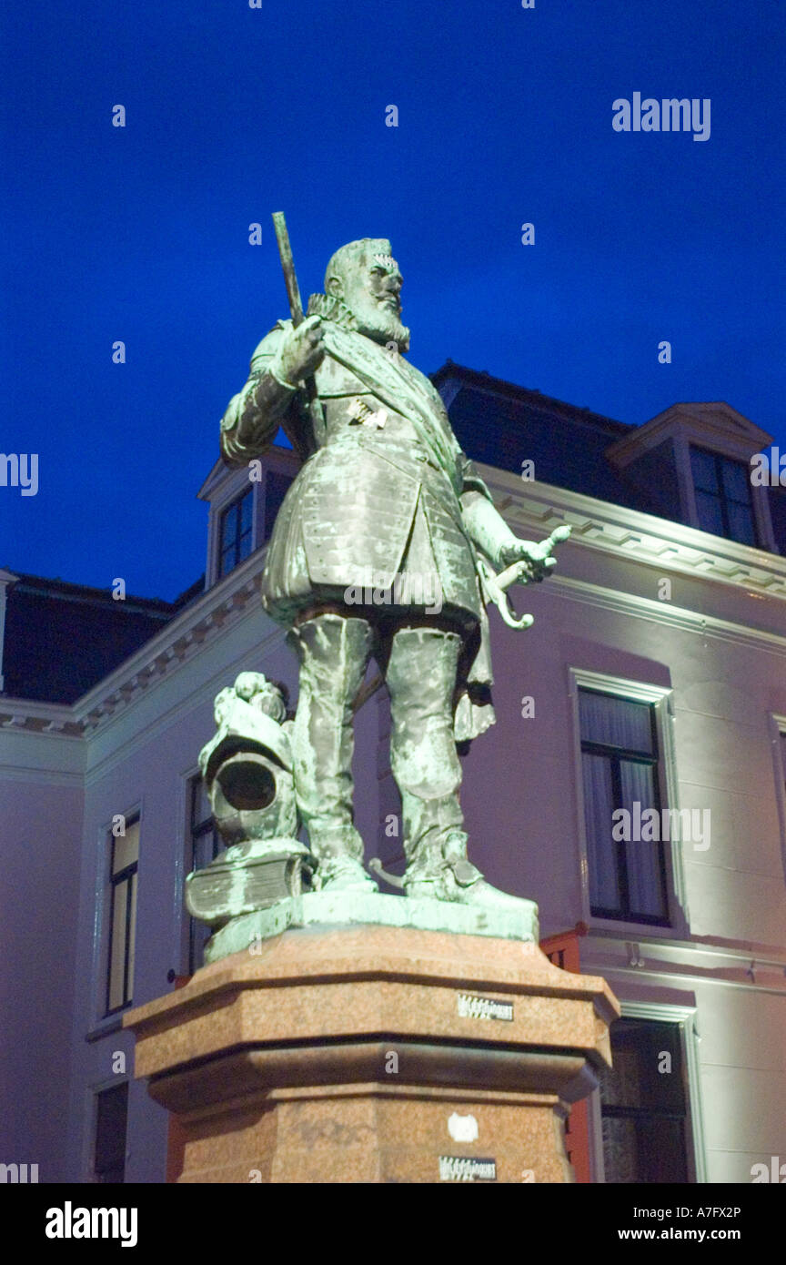 Statue de métal de Willem Lodewijk Graaf à Leeuwarden par nuit Friesland Holland Banque D'Images