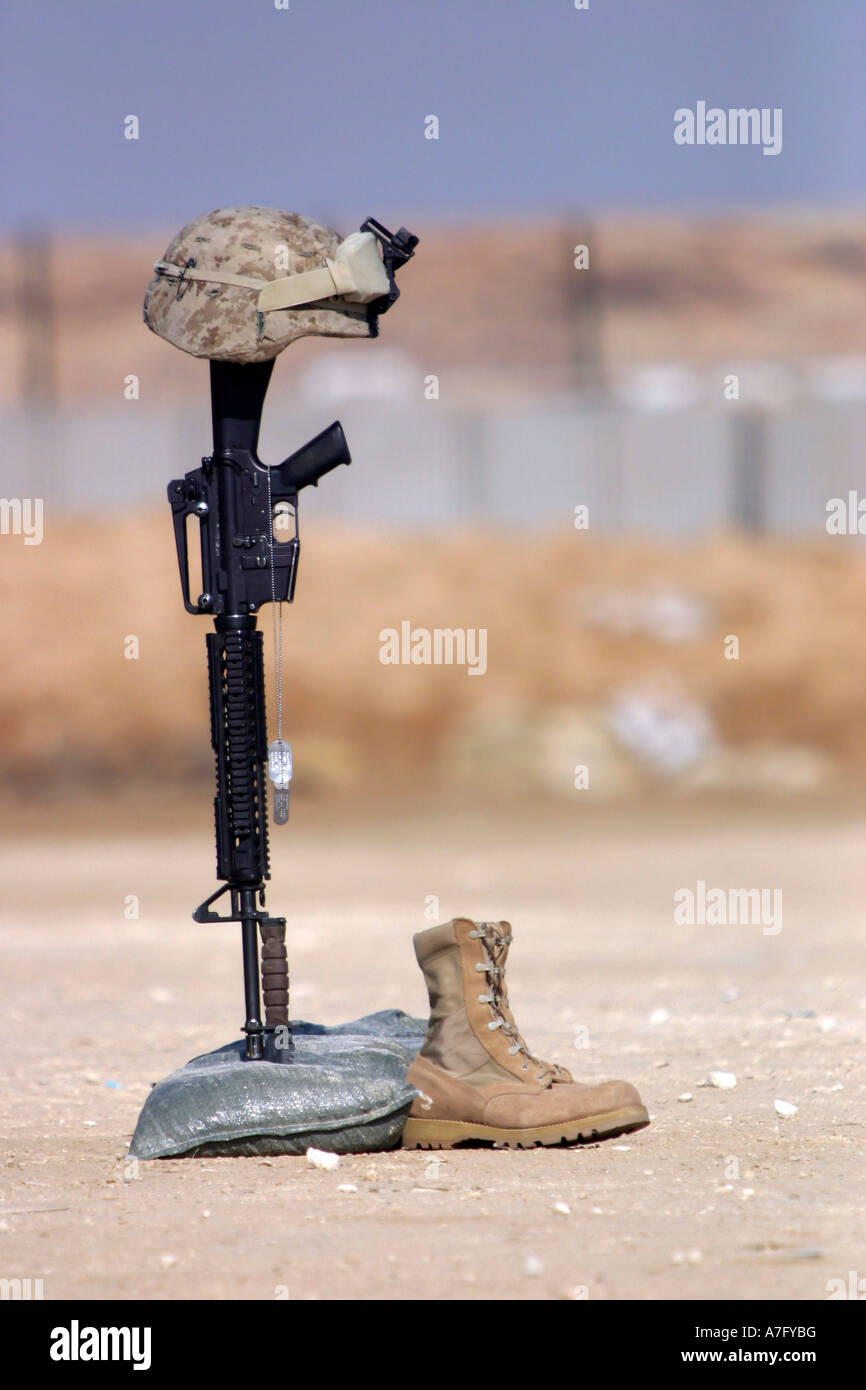 Bottes, fusil, dog tags, et le casque se tenir dans la solitude à l'honneur des soldats tombés au combat au cours d'un service qui s'est tenue à Al Asad Air Base, l'Iraq. Banque D'Images