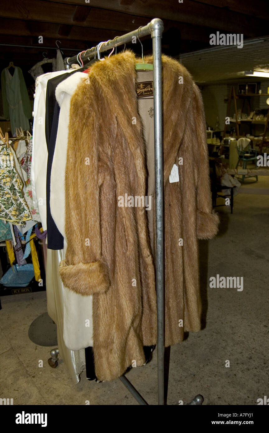 Ancien manteau de vison dans la revente shop Banque D'Images