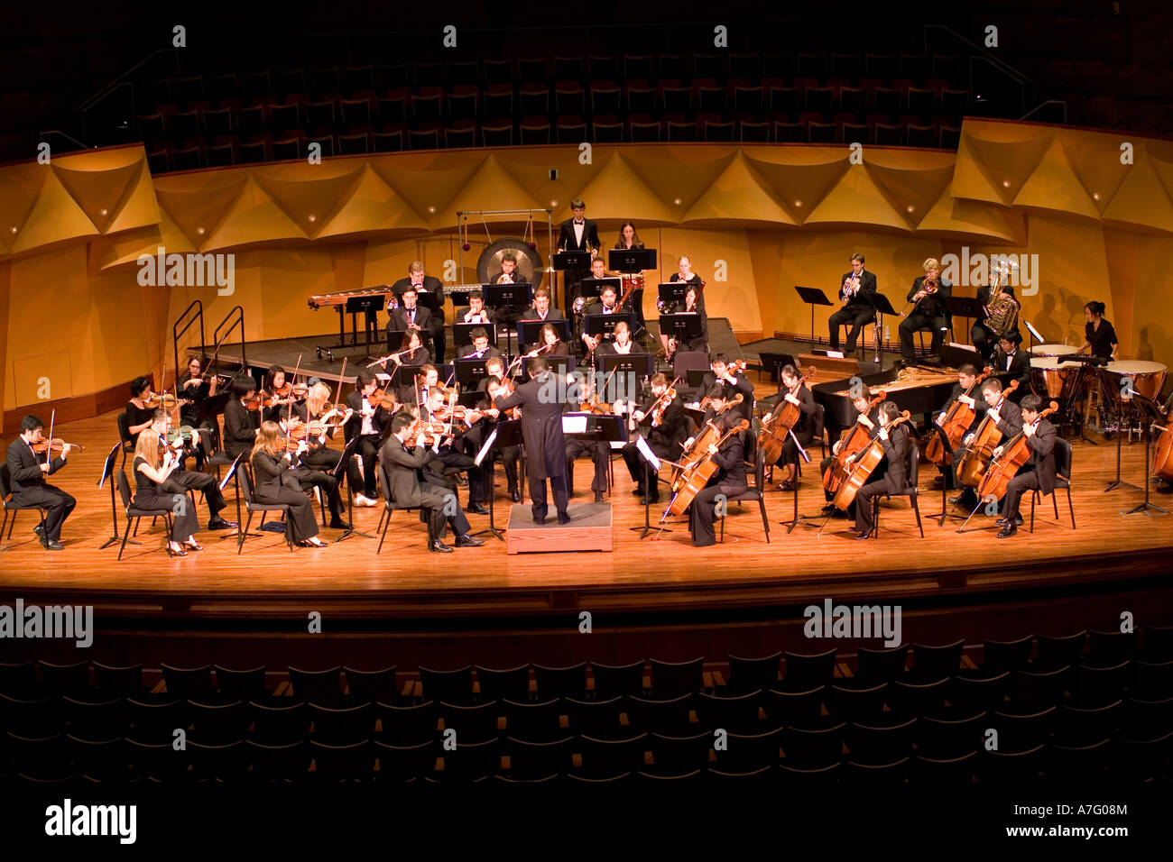 Directeur musical Kimo Furumoto étudiant dirige les musiciens ou le California State University Fullerton Orchestra dans un concert Banque D'Images