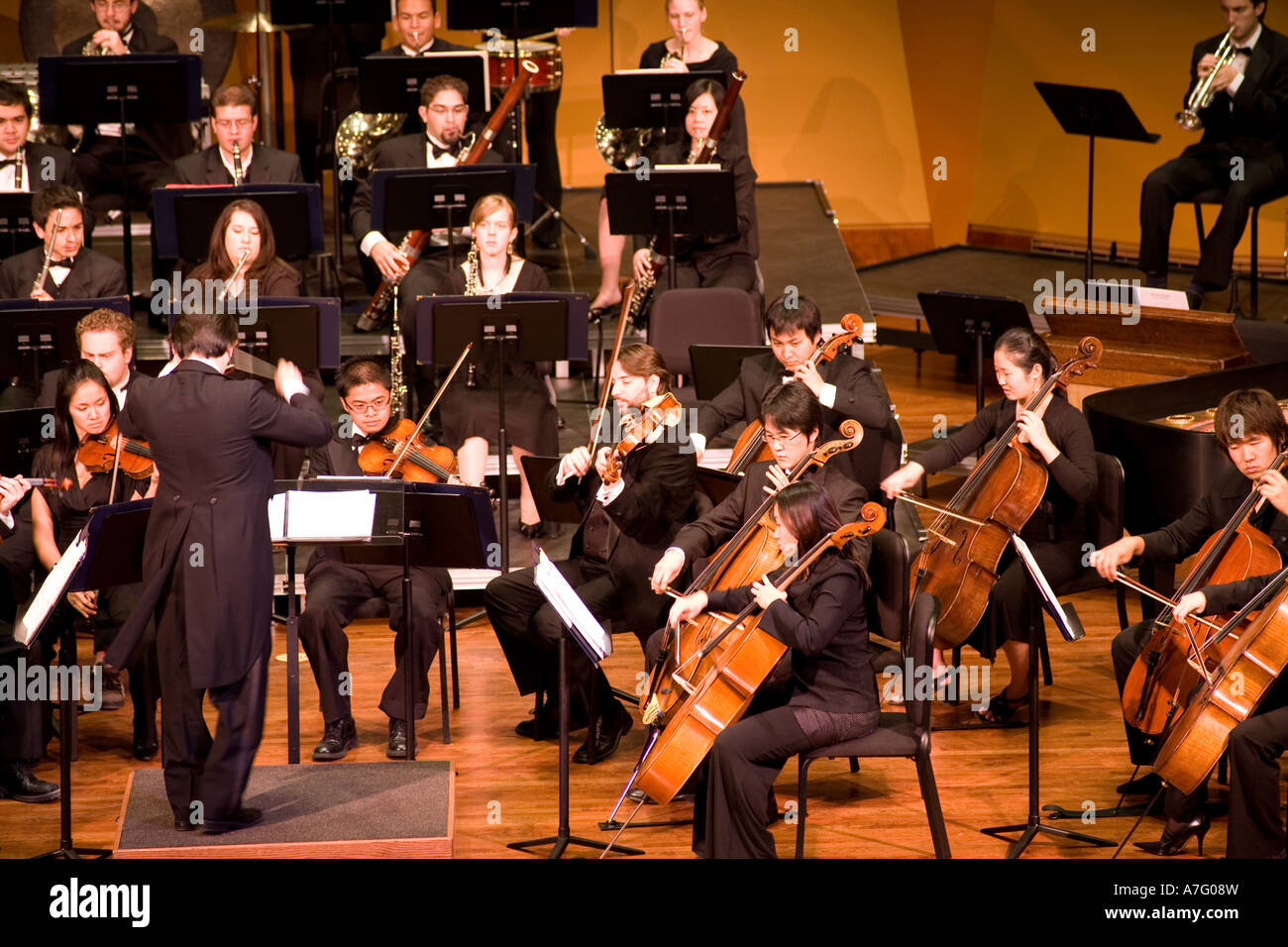 Directeur musical Kimo Furumoto étudiant dirige les musiciens ou le California State University Fullerton Orchestra dans un concert Banque D'Images