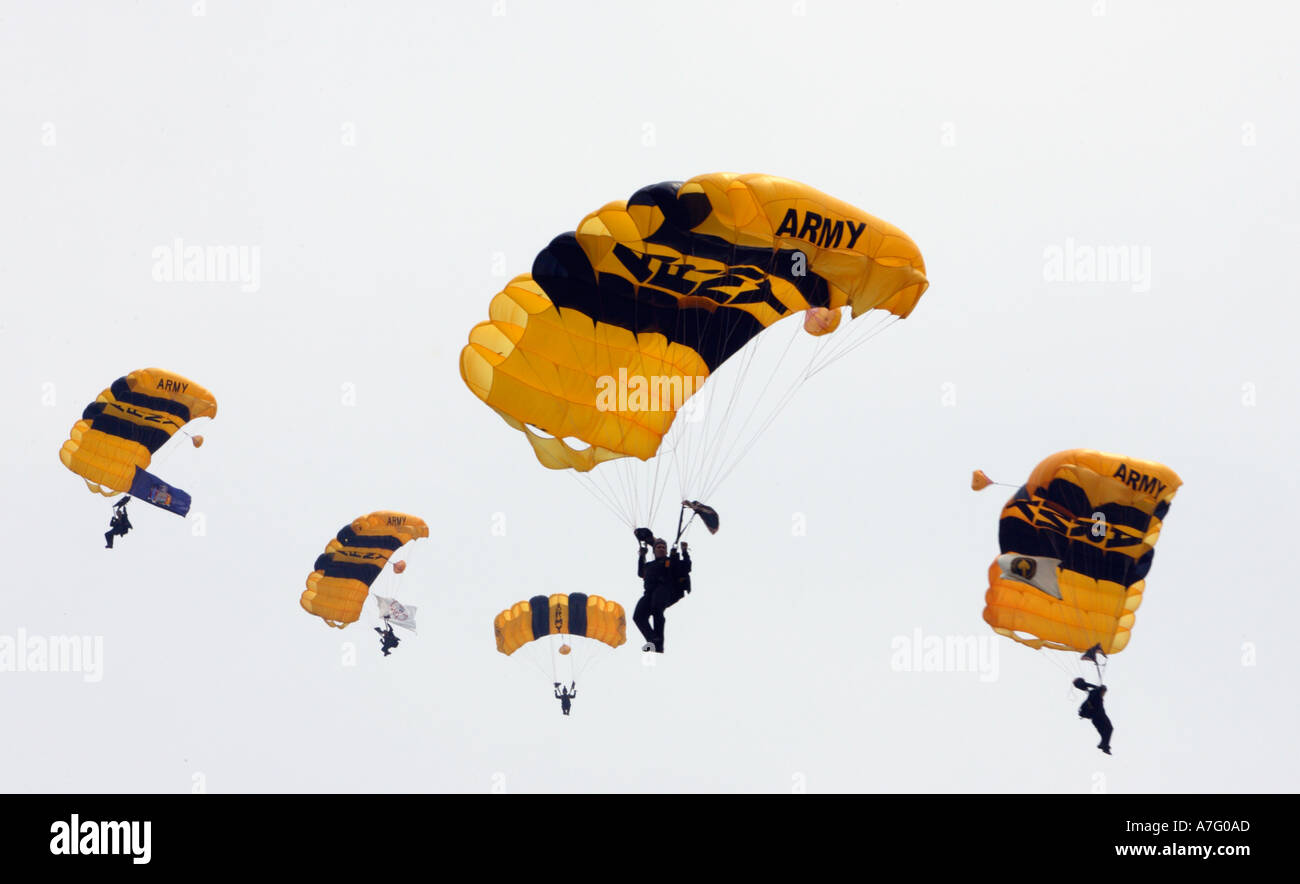 Les parachutistes de l'armée près du sol Banque D'Images