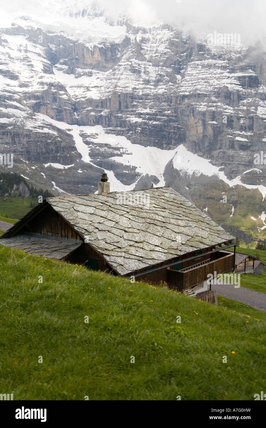 Swiss Chalet dans les Alpes au-dessus de Interlaken Suisse montre split toiture en ardoise qui reste en place sans mortier dure depuis des centaines Banque D'Images