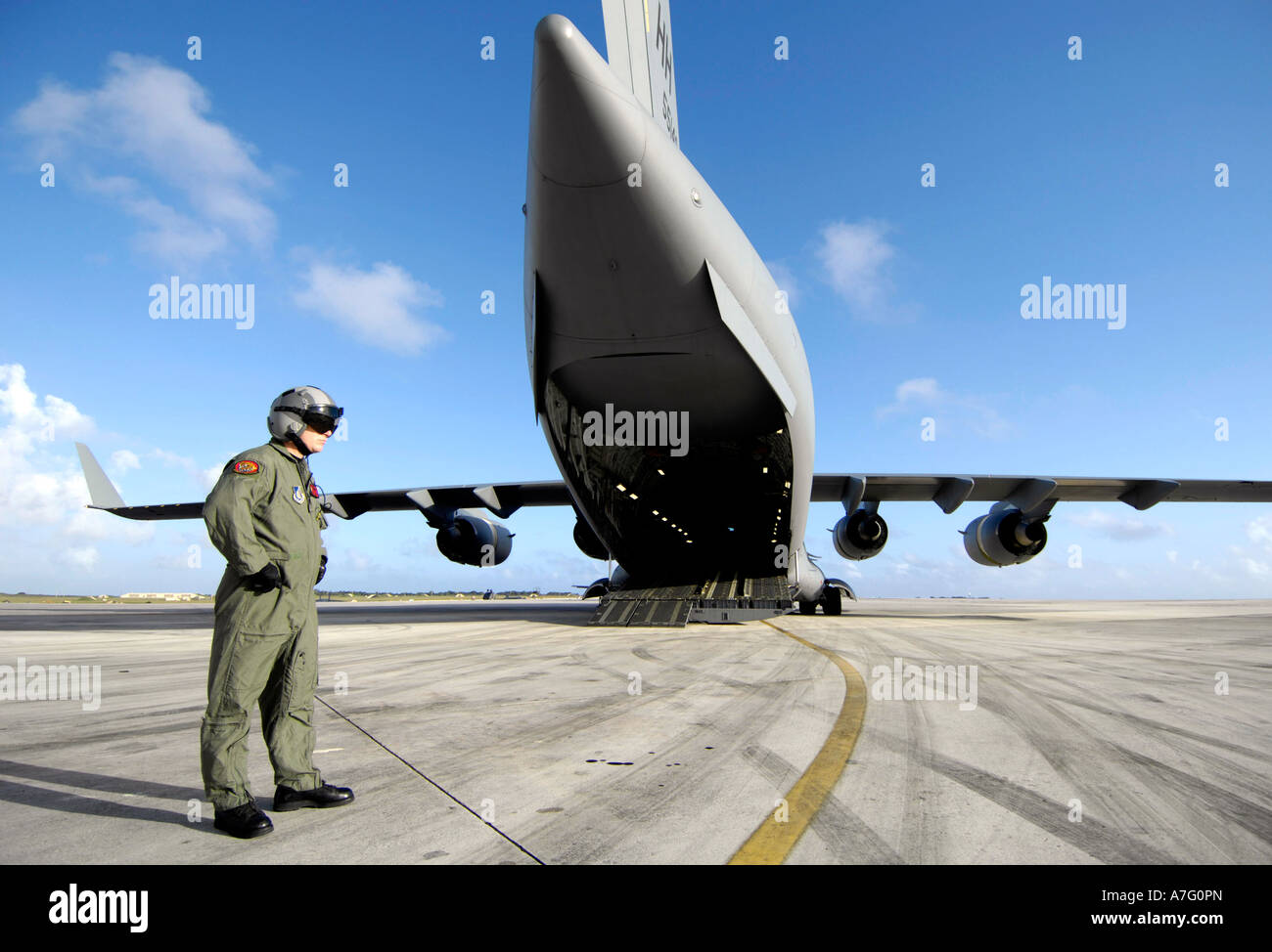 Un soldat attend que son C-17 Globemaster III pour lancer sur un prochain largage 14 Décembre à Andersen Air Force Base, Guam. Banque D'Images