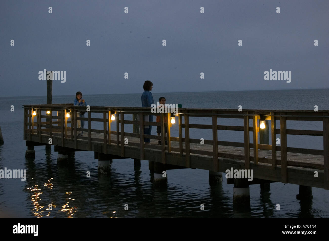 Les gens sur une jetée à la côte du golfe du Mexique, la nuit Banque D'Images