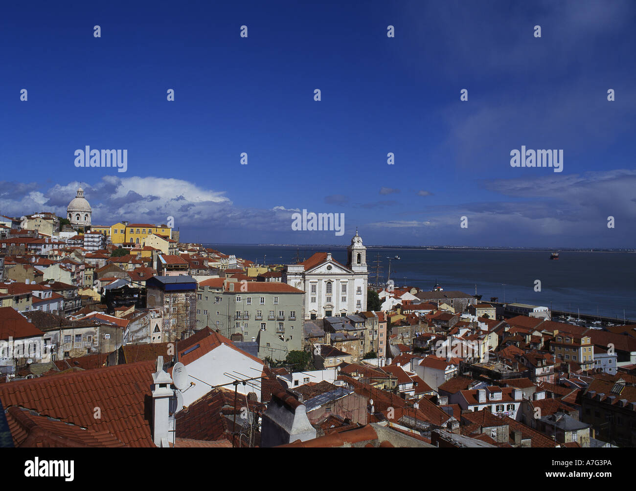 Vue du Miradouro de Santa Luzia de São Vicente de Fora eglise Lisbonne Portugal Banque D'Images