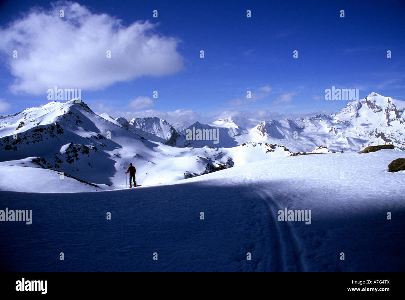 Petite figure d'un alpiniste ski de prendre sa propre voie dans le paysage de haute montagne du Tessin, Suisse Banque D'Images