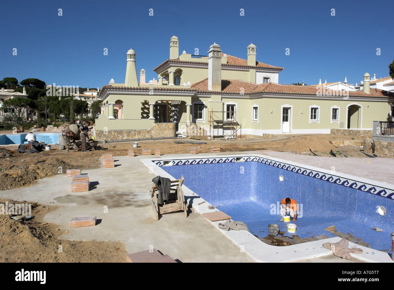 Le développement de luxe d'une toute nouvelle villa avec une grande piscine et une terrasse sur l'Algarve au Portugal. Banque D'Images