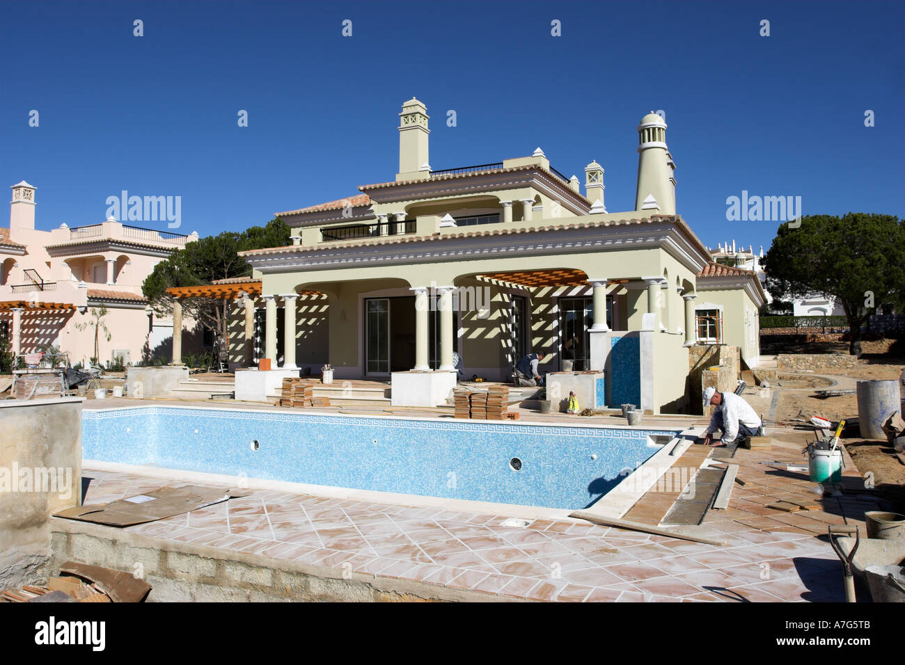 Le développement de luxe d'une toute nouvelle villa avec une grande piscine et une terrasse sur l'Algarve au Portugal. Banque D'Images