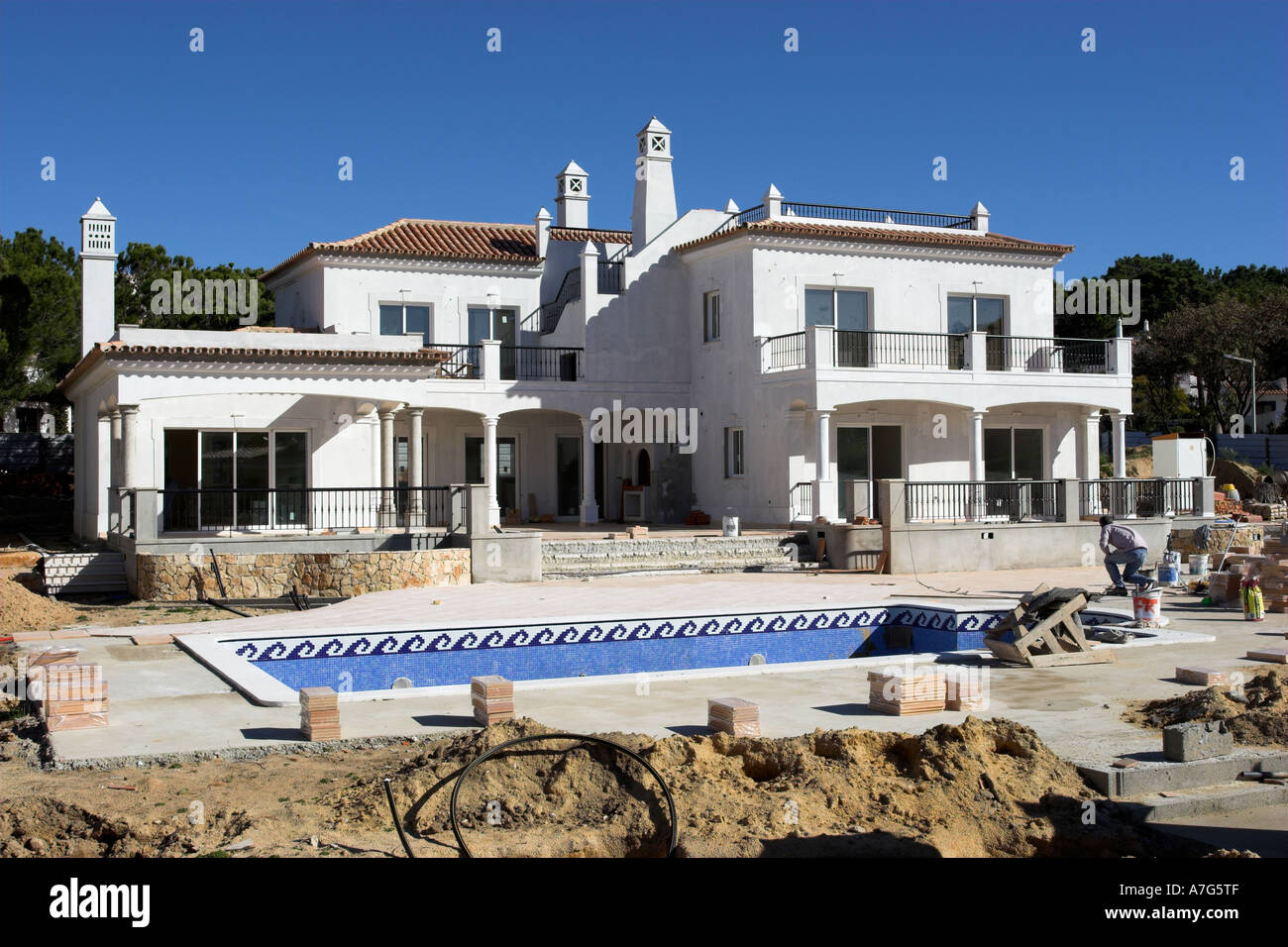 Le développement de luxe d'une toute nouvelle villa avec une grande piscine et une terrasse, Algarve, Portugal. Banque D'Images