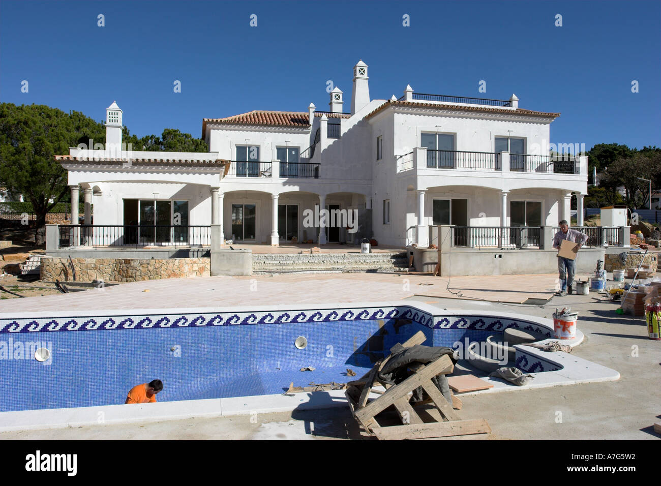 Une marque nouvelle villa de luxe dans le soleil est presque terminée. Algarve, Portugal Banque D'Images