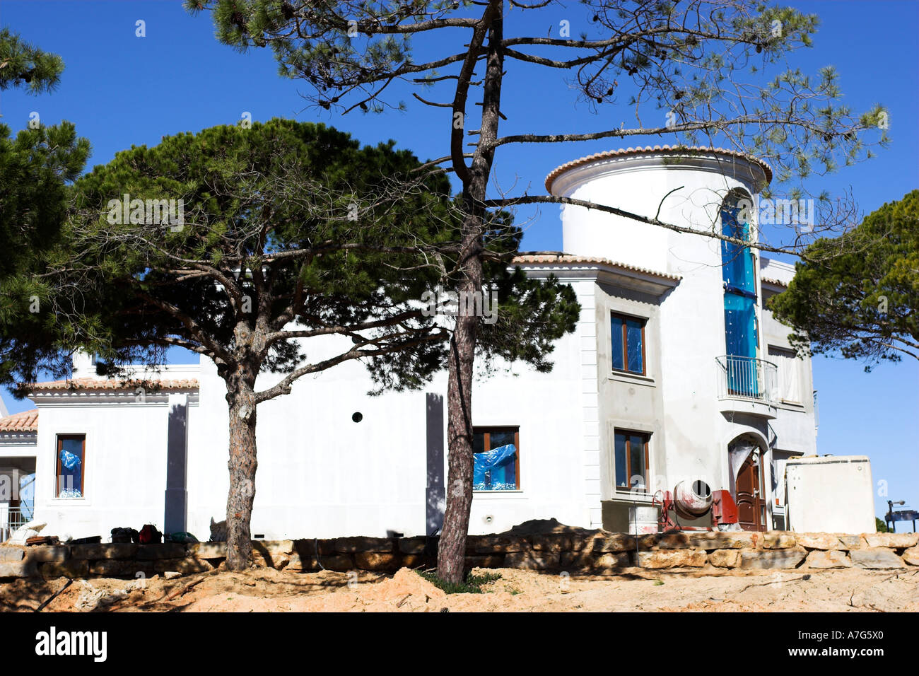 Une villa de luxe en construction dans un endroit idyllique dans le climat chaud et ensoleillé de la Méditerranée. Banque D'Images