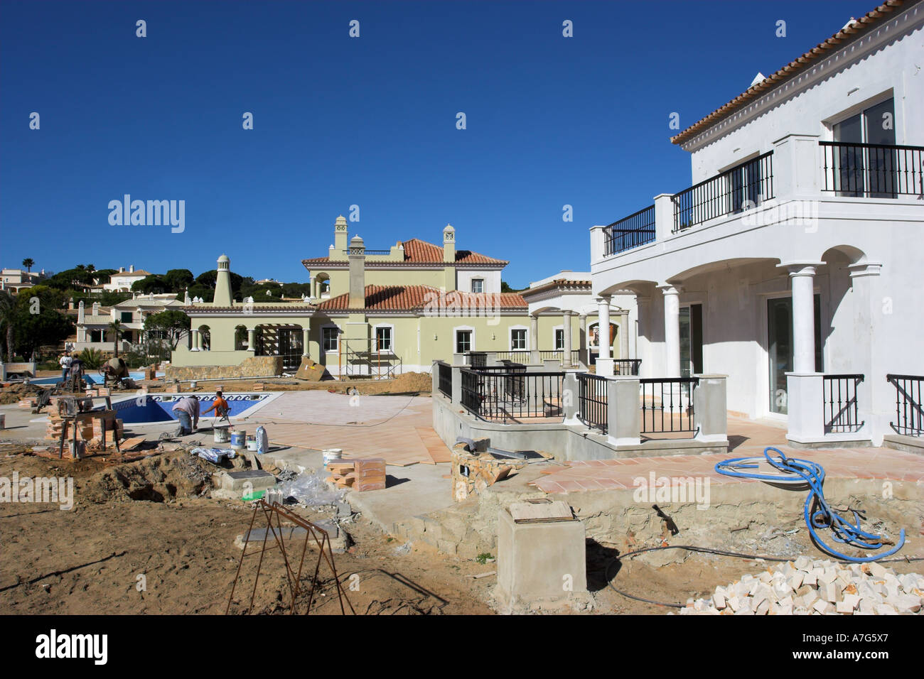 Villas de luxe en construction sur l'Algarve au Portugal. Banque D'Images