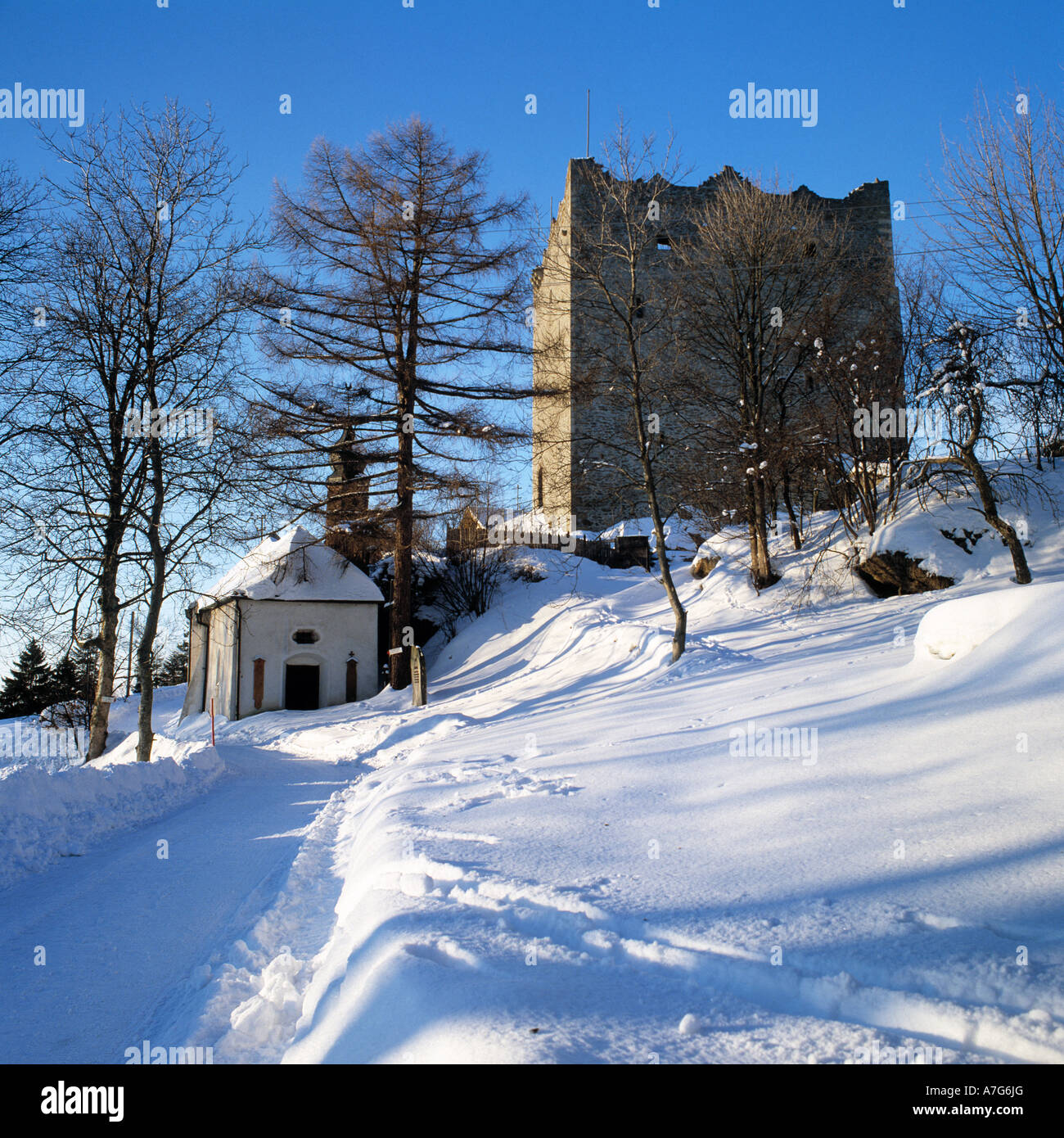 St Michael Schlosskapelle verschneite mit der Burgruine, Grabsteine, Winterlandschaft, Schnee, Viechtach-Neunussberg, Regen, Naturpark Bayerischer Wa Banque D'Images