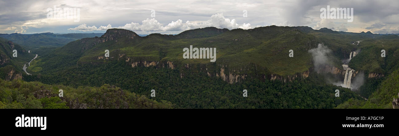 Photo 3 une croix vue panoramique des chutes d'eau et les paysages alentours dans la Chapada dos Veadeiros National Park. Banque D'Images