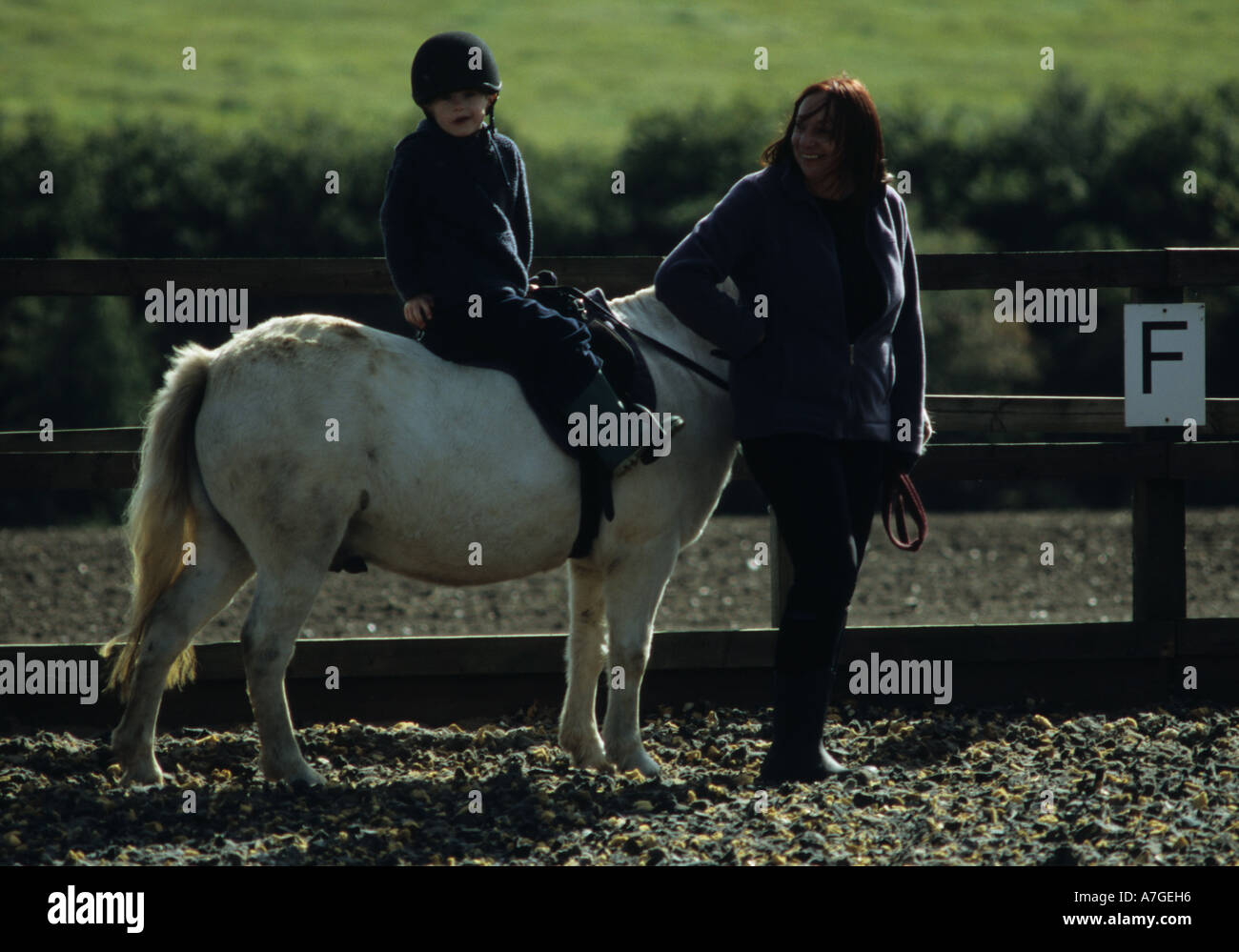 Un garçon de six ans l'équitation au Royaume-Uni Banque D'Images