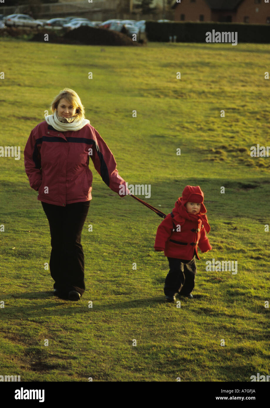 Mère et Enfant sur pied au Royaume-Uni Banque D'Images