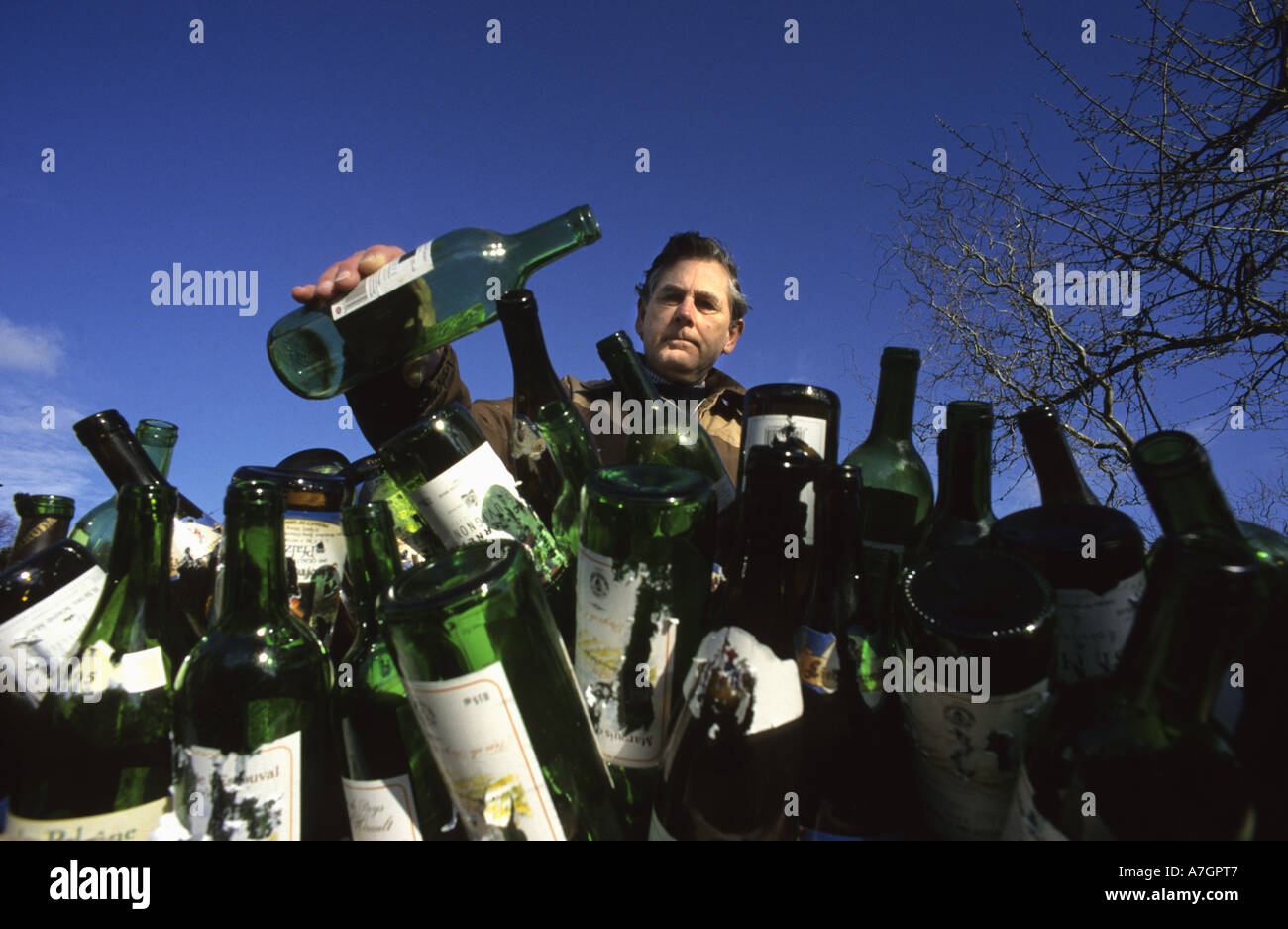 Mise en bouteille en verre l'homme en attente de pieu pour recyclage collecte Banque D'Images