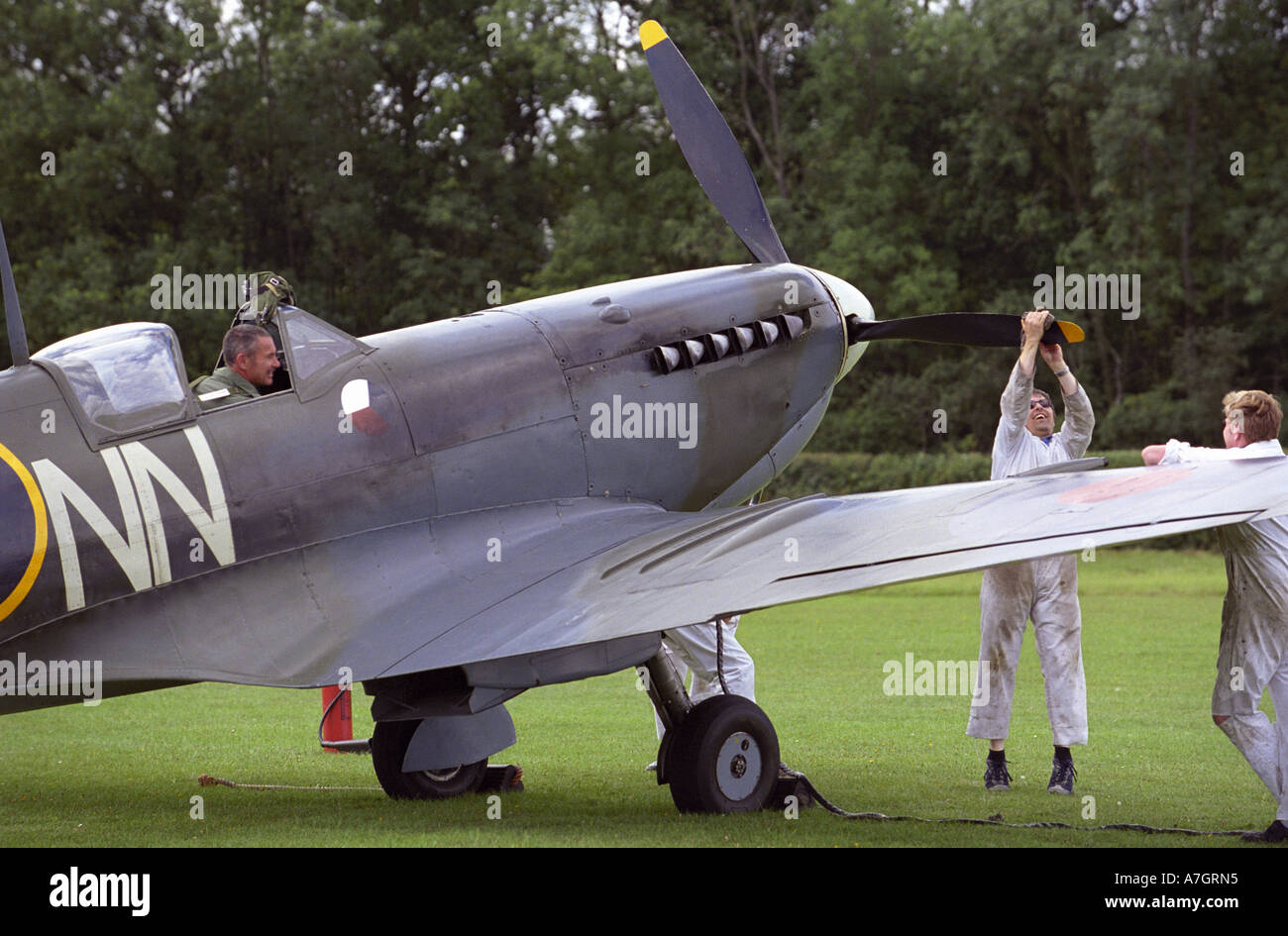 Le personnel de la préparation au démarrage spitfire mark 5c avion à l'aérodrome de shuttleworth collection old warden bedfordshire Banque D'Images