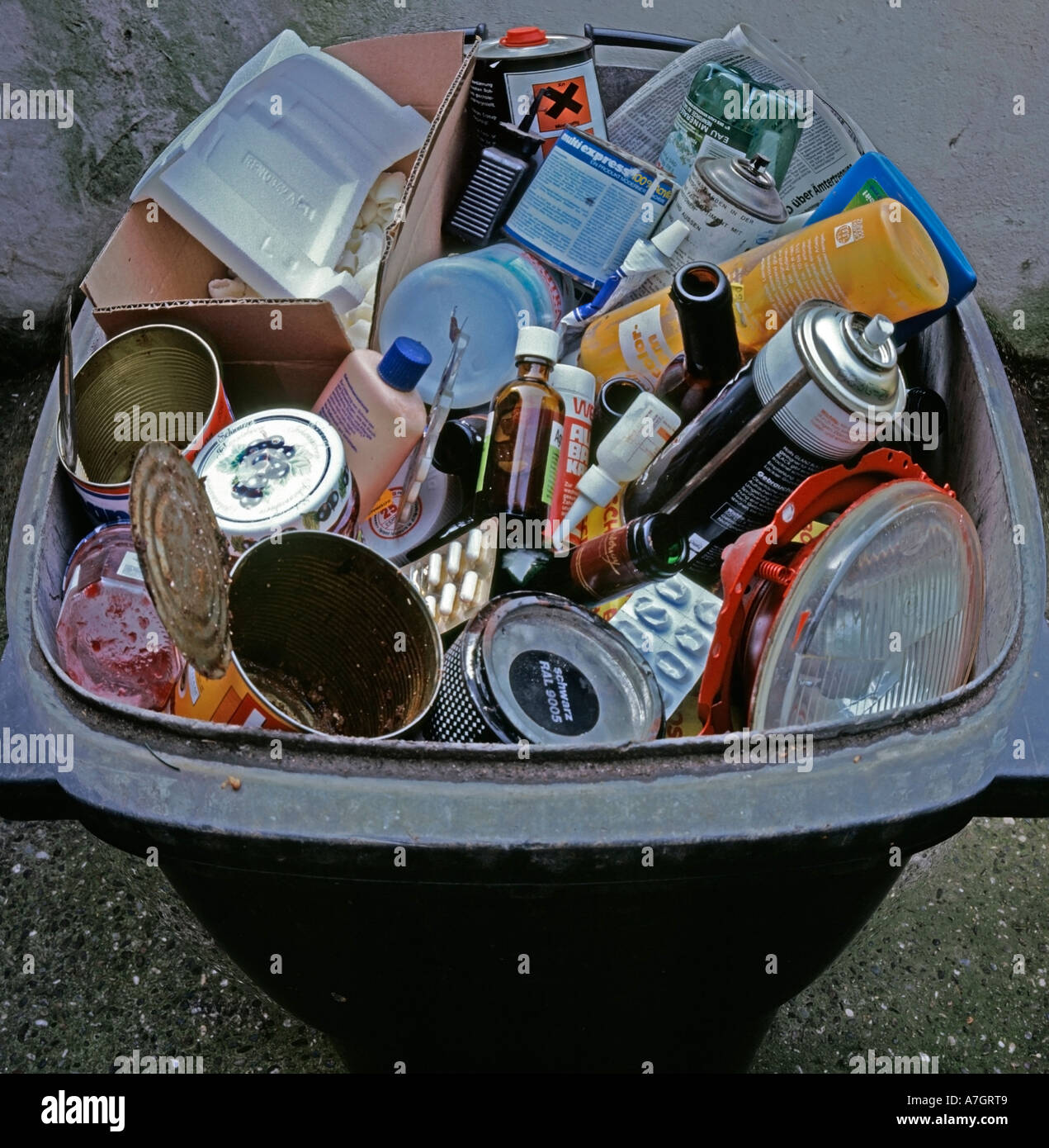 Trop plein (surchargé poubelle avec des déchets Déchets déchets problématiques Banque D'Images