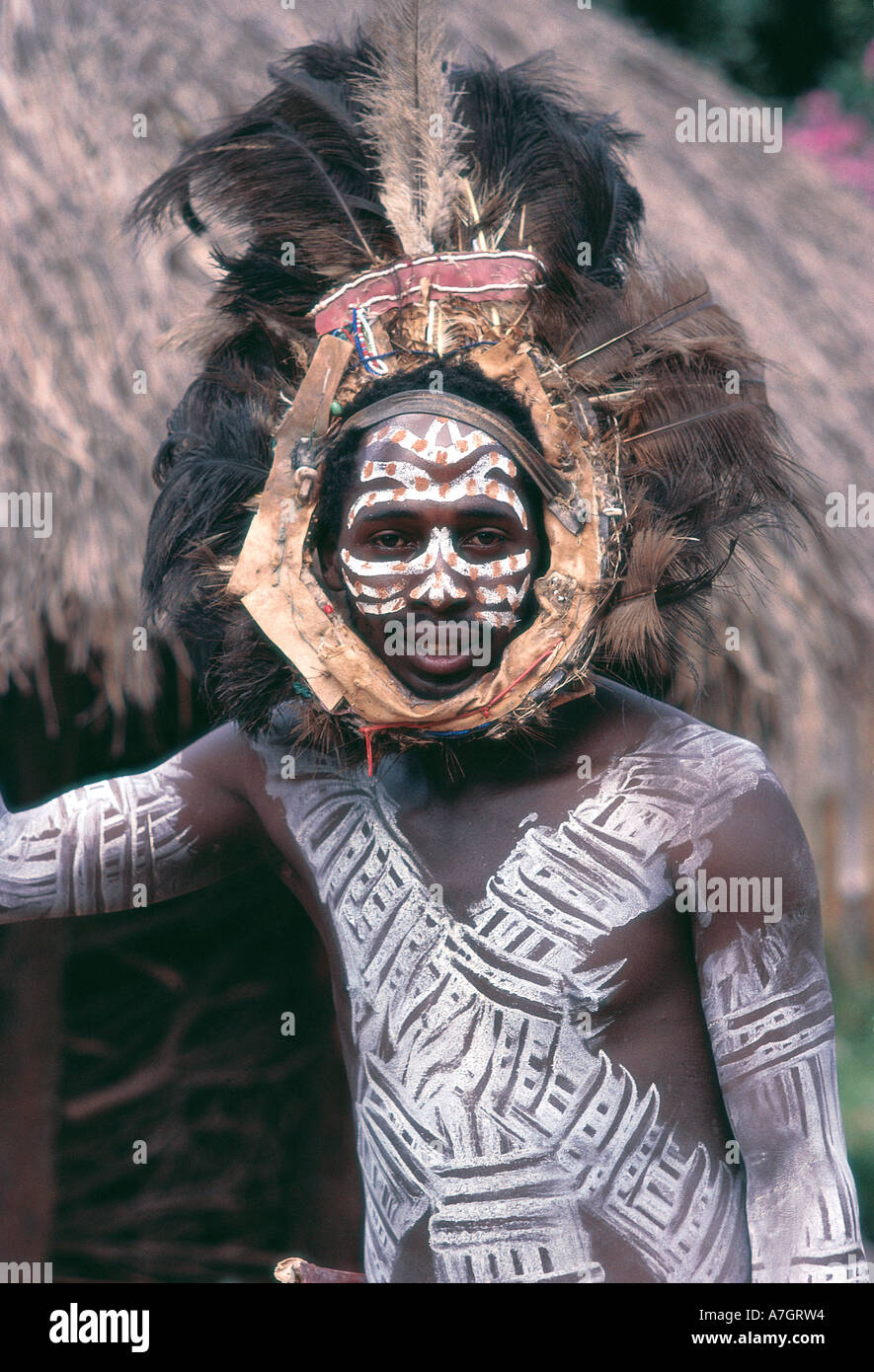 Portrait de Kikuyu traditionnel homme portant une coiffe de plumes d'autruche de la province centrale du Kenya Afrique de l'Est Banque D'Images