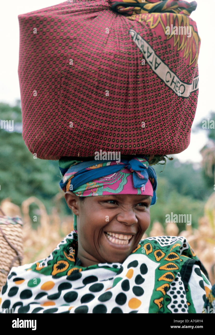 Portrait de femme Warusha avec tête charge près Usa village du nord de la Tanzanie Banque D'Images