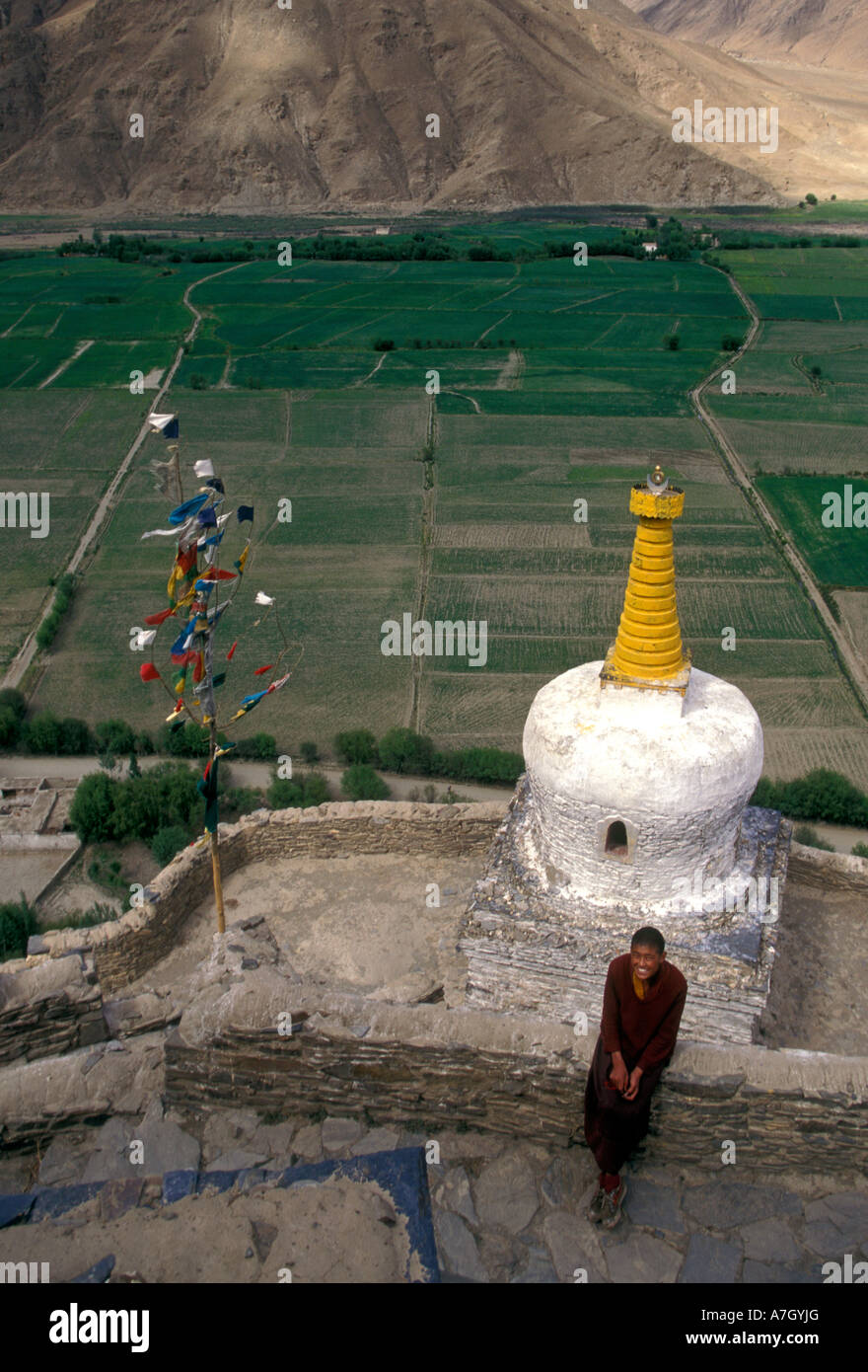 Moine tibétain, chorten, Yumbu Lakang Palace, palais, premier monastère bouddhiste, près de Tsedang, Yarlung Valley, dans la région autonome du Tibet, Tibet, Chine Banque D'Images