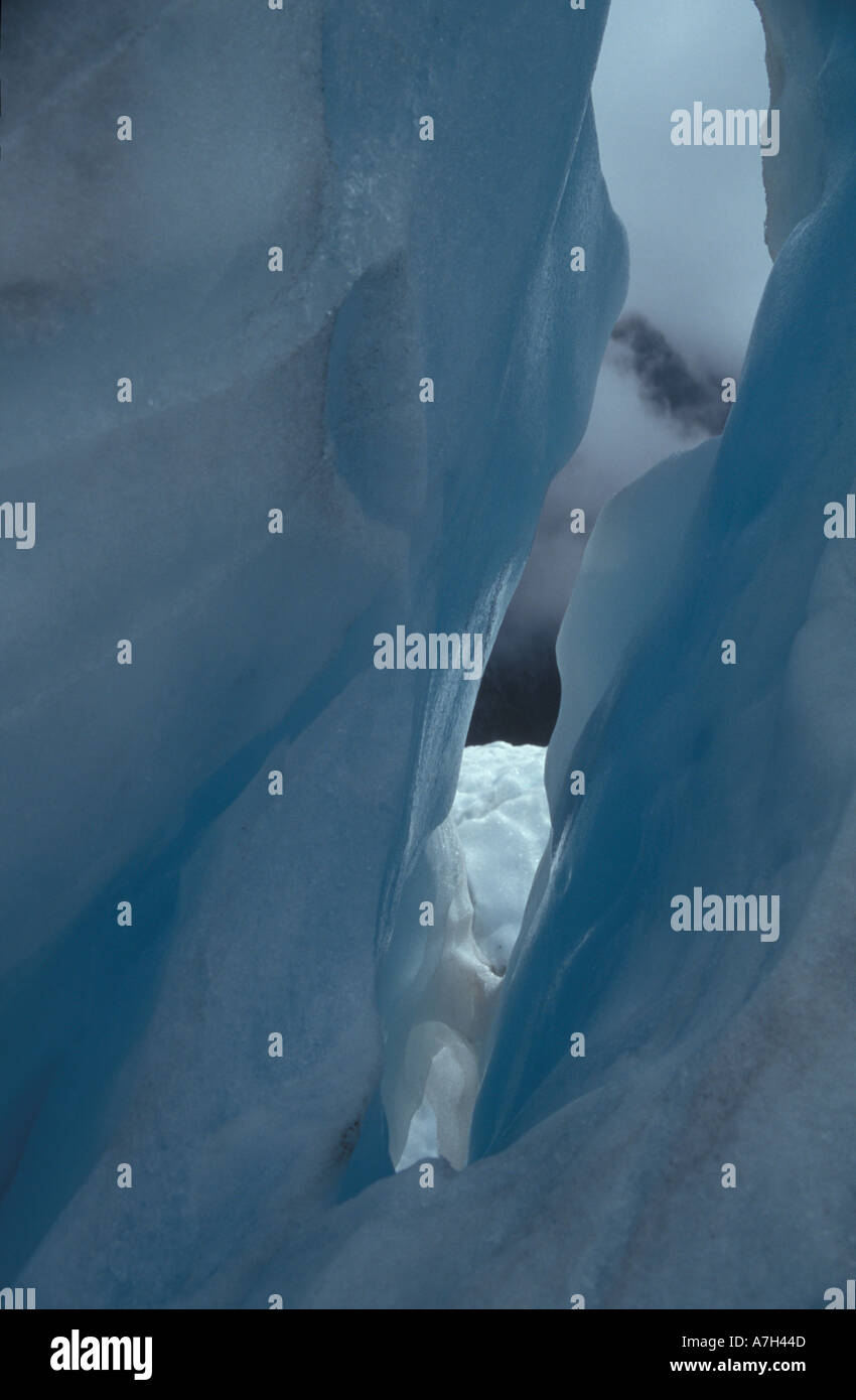 À travers la glace sur franz josef glacier en Nouvelle-Zélande qui est l'un des rares glaciers chaud du monde Banque D'Images