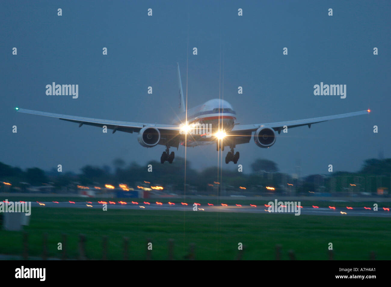 American Airlines Boeing 777 200 en fin de soirée l'arrivée à l'aéroport Heathrow de Londres, UK Banque D'Images