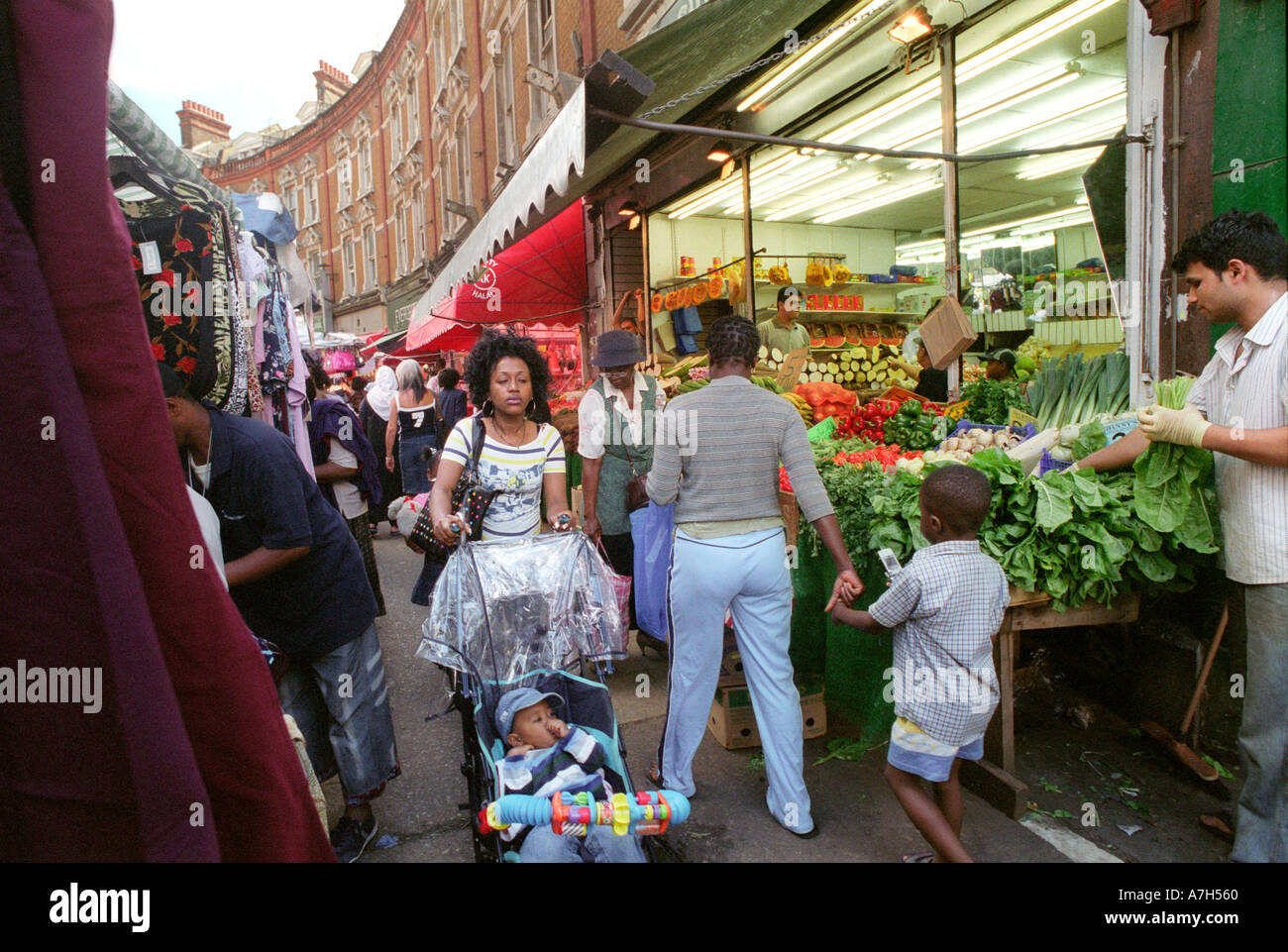 Marché de Brixton Electric Lane South London dispose d'un large éventail de groupes ethniques des Caraïbes et inhabituelle dans le secteur des fruits et légumes. Banque D'Images