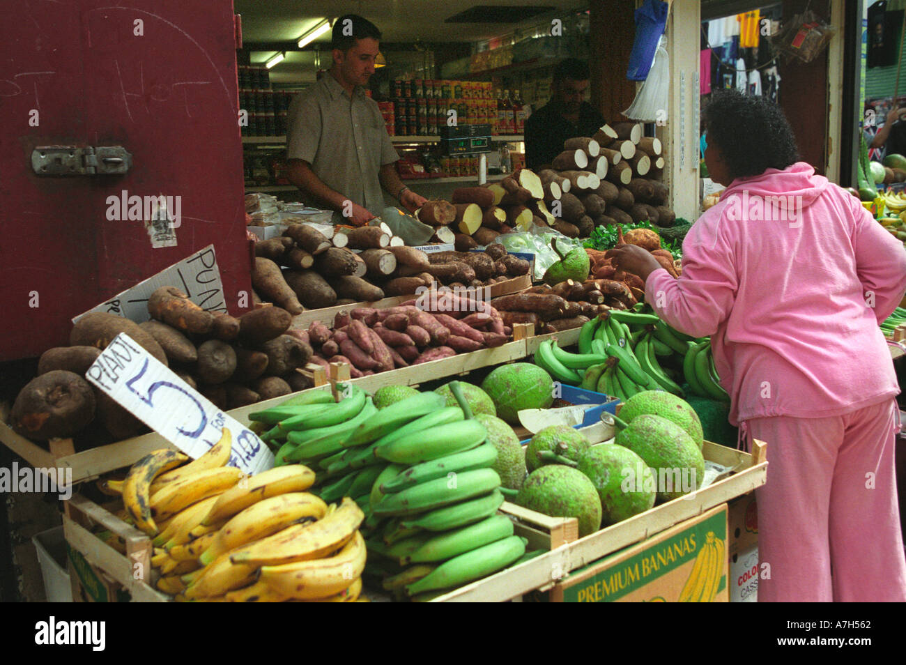 Marché de Brixton Electric Lane South London dispose d'un large éventail de groupes ethniques des Caraïbes et inhabituelle dans le secteur des fruits et légumes. Banque D'Images